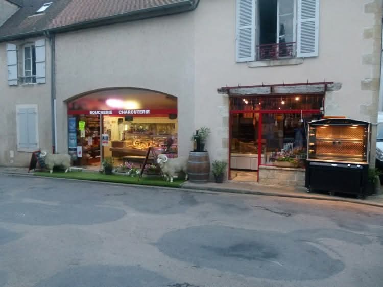 𝗔 𝗩𝗘𝗡𝗗𝗥𝗘  - 𝗦𝗔𝗜𝗡𝗧 𝗕𝗘𝗡𝗢𝗜𝗧 𝗗𝗨 𝗦𝗔𝗨𝗟𝗧 (𝟯𝟲𝟬𝟬𝟬 )

Vends Boucherie-Charcuterie-traiteur, tenue depuis 40 ans, située au coeur d'un des plus beaux villages de France. Le magasin à une superficie de 42m2, les labo 40m2, le local est également équipé de deux chambres froides, d'un bureau et d'une buanderie. L'équipe de travail est constituée du couple d'exploitants (départ en retraite).