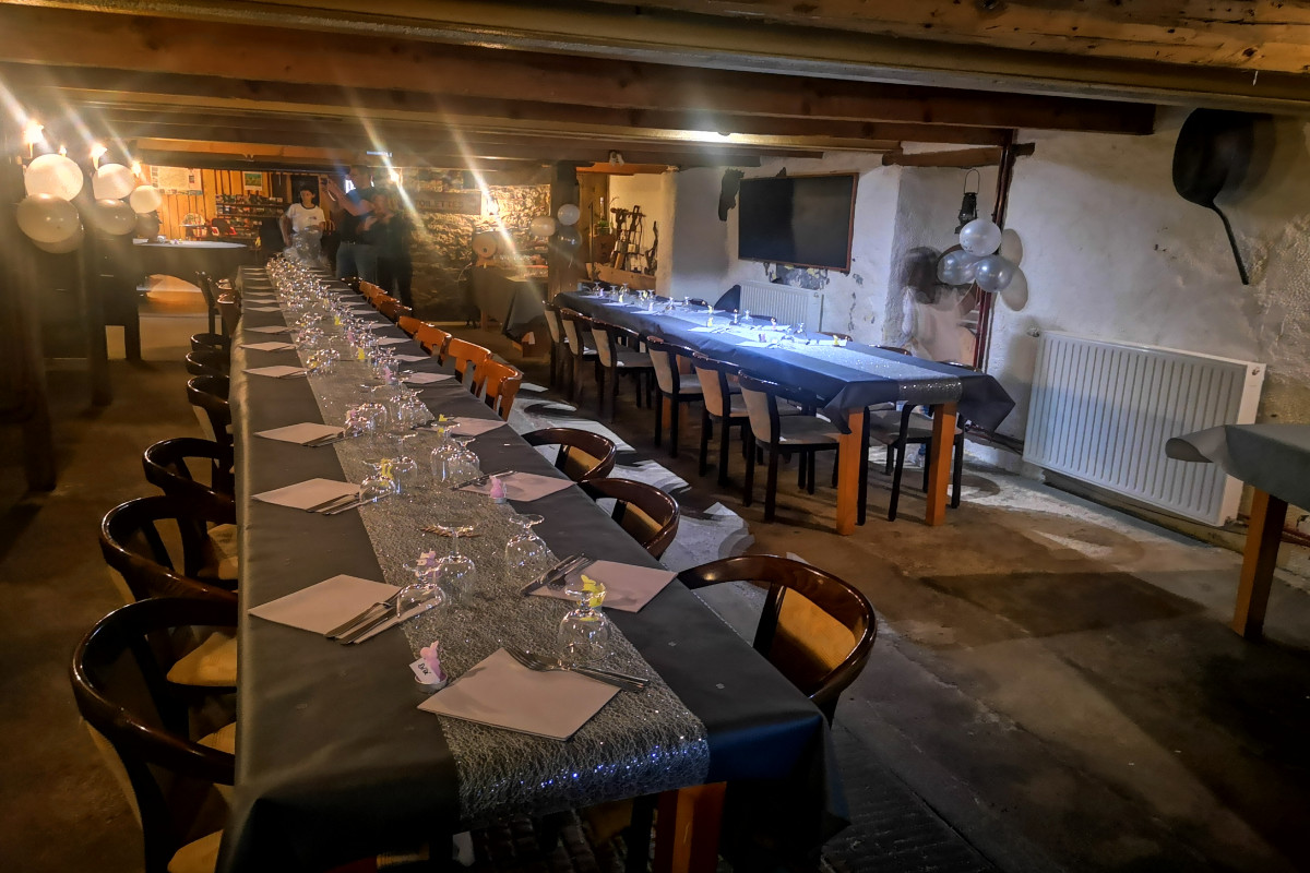 Fond de commerce Restaurant de 70 places  et 30 en terrasses.  A vendre dans un petit village. LicenceIV. Bonne possibilité et chiffre d affaire de 130000 e HT.