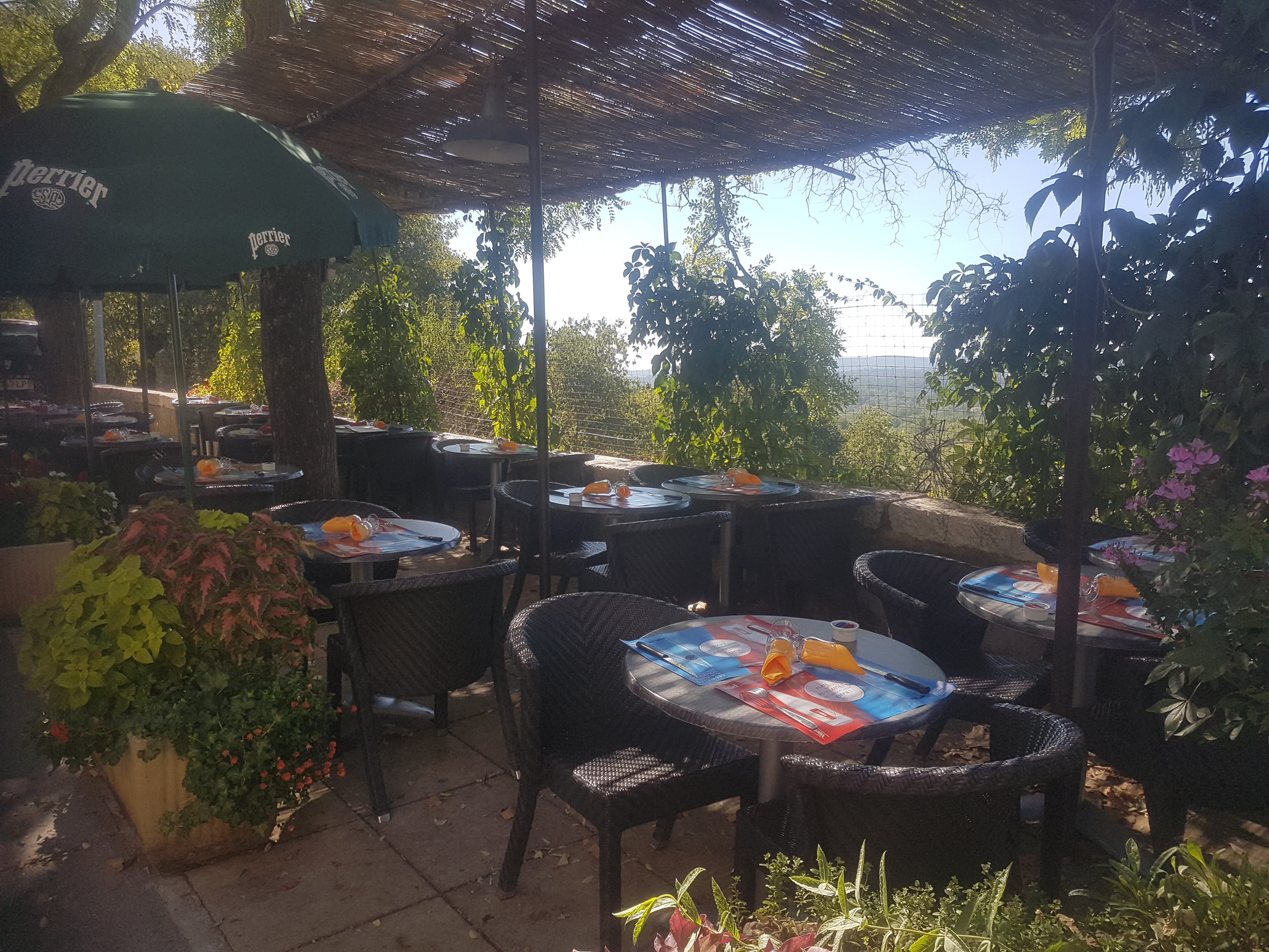 Restaurant Bar Tabac Fdj
Au centre du Village, sur un axe passant toute l'année. Au cœur de la Provence verte.
Clientèle régulière, touristes et chasseur de septembre à mars.
Restaurant 30 places intérieur.
Terrasses avec une vue imprenable de 50 places
Stationnement facile
Loyer mensuel 1300€
CA année N    305000
CA année N-1 306000
Zone FRR= Grands avantages fiscaux
3 salariés 
Raison de la vente: départ à la retraite