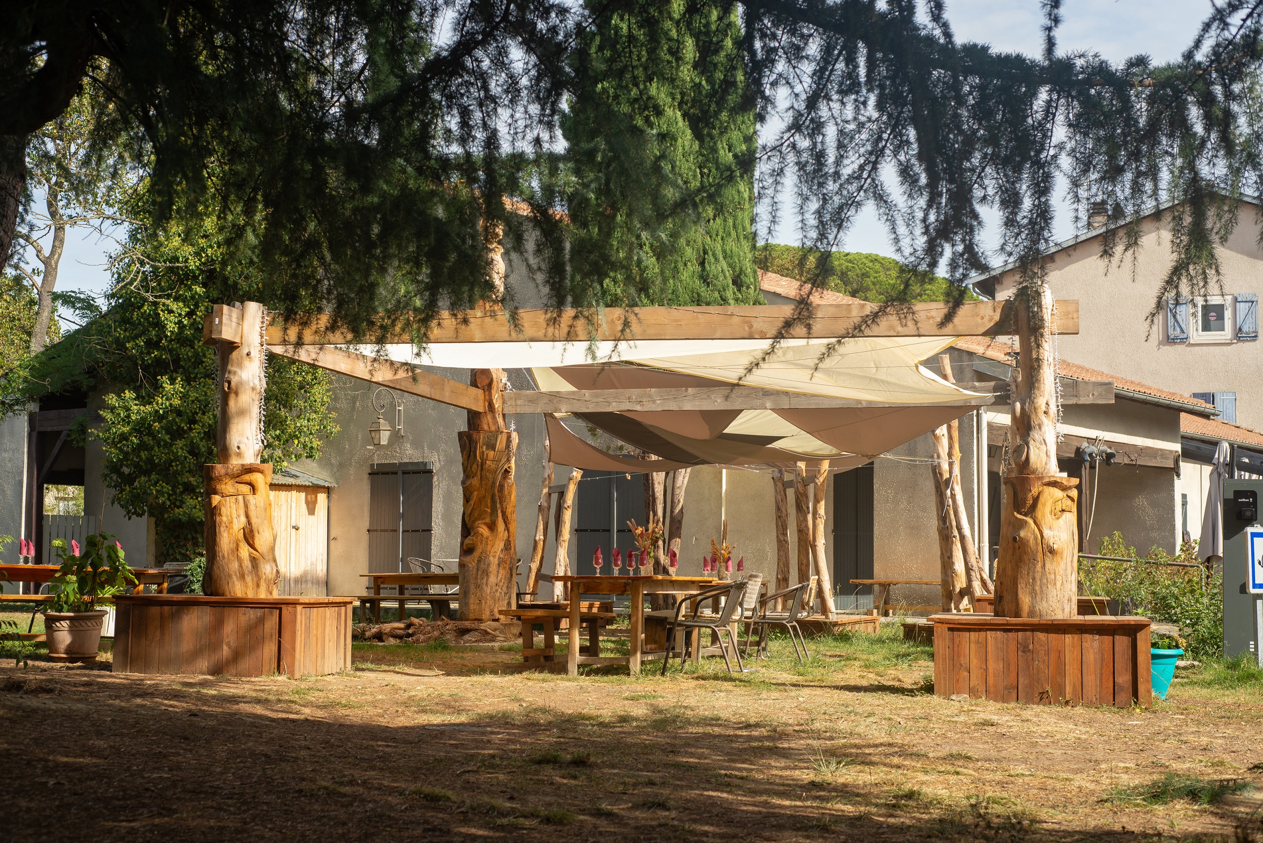 Le Friendly Auberge, situé à Colomiers (31770), est un établissement hybride combinant hôtel, auberge de jeunesse, restaurant traditionnel, location de salles et repas de groupes. Implanté dans une zone urbaine stratégique, à proximité immédiate d’Airbus et de ses nombreux sous-traitants, il bénéficie également d’un cadre campagnard grâce à sa situation dans le quartier du village historique de Colomiers, en bordure du parc Duroch et de quelques commerces.
L’établissement dispose d’un positionnement différenciant, alliant hébergement flexible (chambres privées et dortoirs) et restauration authentique au feu de bois, entièrement faite maison. Il s’adresse à une clientèle variée : professionnelle, étudiante, ouvrière, associative, touristique, internationale, ainsi qu’aux groupes scolaires et sportifs, repas et soirées privées ainsi que des séminaires ou conférences professionnelles.

👉 Cession du fonds de commerce avec un fort potentiel de développement.