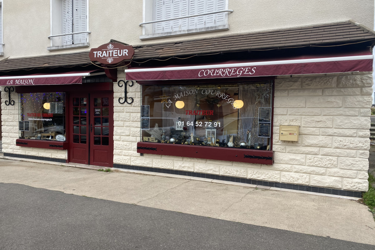 Boutique de Traiteur en place depuis 14 ans . 
Activité dans l?événementiel mariage baptême anniversaire communion et événement pour les entreprises, etc?
Possibilité de faire de la vente emportée.
3 véhicules en place sur la société pour les Reception extérieur.
Reprise du carnet clientèle .
Laboratoire aménager avec 2 chambres froide . 
Espace de travail assez grand .
Bureau pour recevoir les clients.