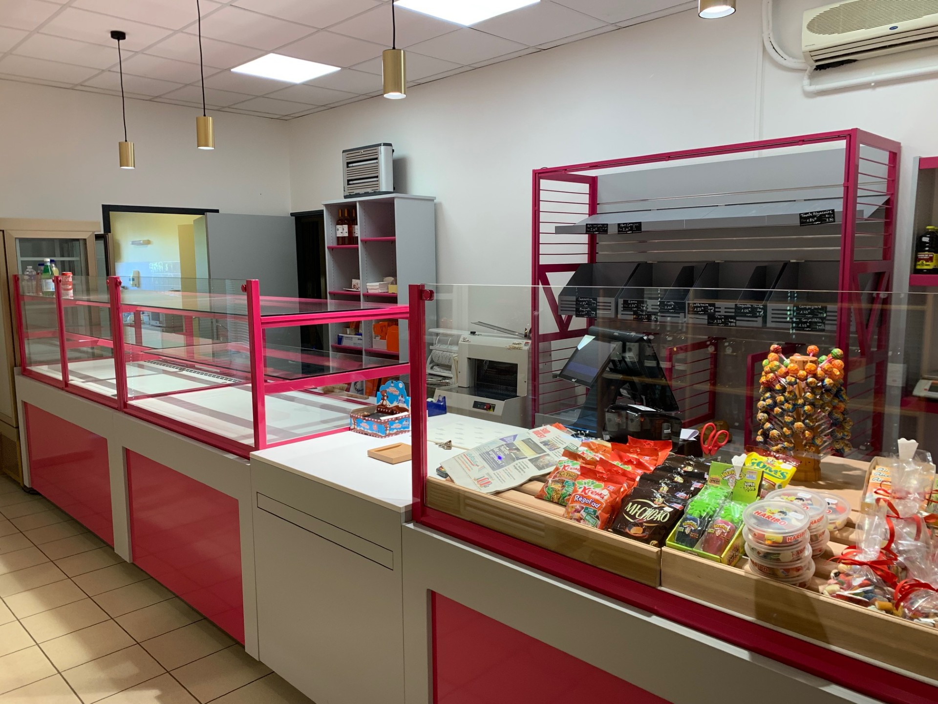 À vendre : Fonds de commerce en boulangerie - pâtisserie - snacking. Cause départ à la retraite.

Opportunité à saisir pour cette affaire saine et bien implantée, composée de deux points de vente, situés dans deux communes rurales à 16 km l'une de l'autre, sans concurrence directe.

Le site principal regroupe la production et la vente, dans un local de 300 m² (dont 50 m² de surface de vente), bien équipé avec un laboratoire, fournil et réserves. Ce local est loué via un bail commercial au loyer attractif de 520 € HT/mois.

Il est situé sur la commune d'Abjat-sur-Bandiat, au cœur du Parc Naturel Régional Périgord-Limousin. Cette boulangerie bénéficie d’un environnement naturel préservé, dans un village vivant et sans concurrence. La commune attire une clientèle locale fidèle ainsi que des visiteurs en quête d’authenticité. Calme, qualité de vie et dynamisme rural font d’Abjat un lieu idéal pour conjuguer activité professionnelle et bien-être.

Le second point de vente, dédié uniquement à la vente, est loué 308 €/mois.

Les deux établissements sont situés en centre-bourg, avec facilités de stationnement, ce qui assure une bonne accessibilité pour la clientèle.

L’équipement est complet et en bon état.

Effectif : 2 vendeuses, 1 apprenti, le dirigeant et son épouse. Chiffre d’affaires stable.

Prix de vente du fonds de commerce  : 175 000 €
