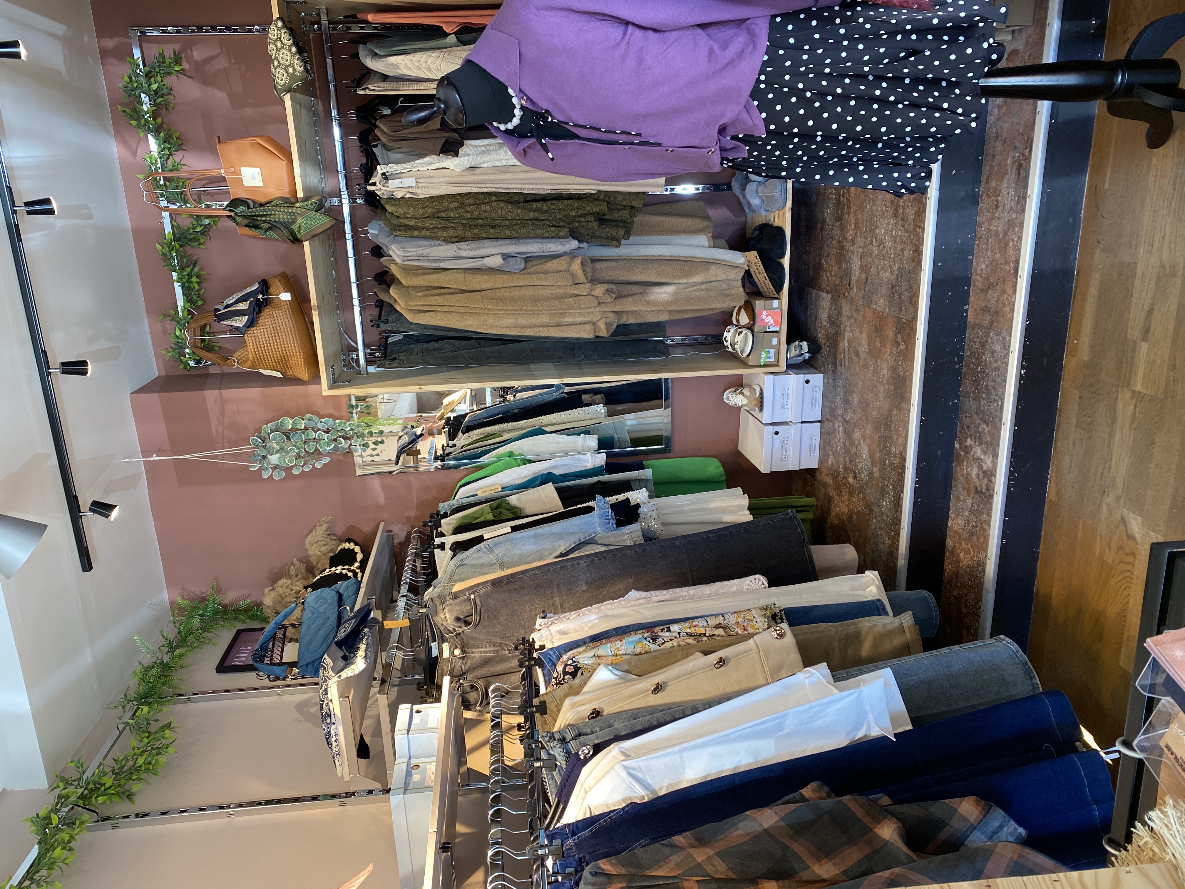 A vendre droit au bail au coeur d'un village dynamique, 
emplacement 1 er choix
Charmante petite boutique, 22M carré et sa petite reserve de 2M carré, très bonne visibilité,  entourée de commerces et stationnements à proximité. 
Idéal pour une création ou une première installation
Prix Droit au bail : 25000€
Loyer mensuel 830 € 51 TTC
Apres  de 15 ans d'activité je prend ma retraite