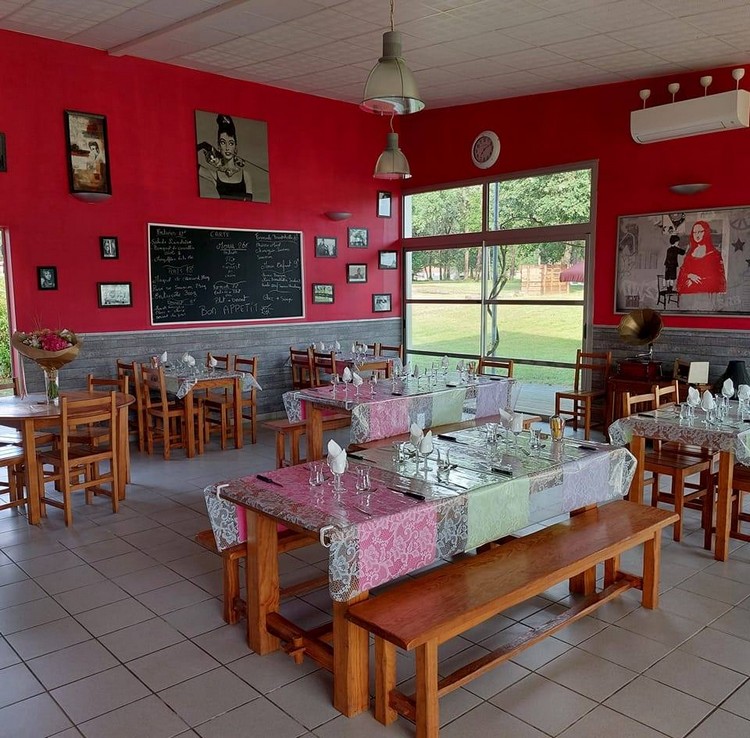 La mairie de Cachen recherche un couple de restaurateurs pour reprendre le bar-restaurant et l’épicerie du village, par le biais d’un bail location-gérance.

Le commerce se situe à proximité d’un axe routier très fréquenté (route de la mer).
Un grand parking pouvant recevoir camions, voitures, camping-car et une aire de jeux est attenante au restaurant.

Le loyer sera défini avec la mairie, propriétaire du bâtiment (restaurant + logement T3 au dessus).

Pour plus d’informations, vous pouvez contacter directement Madame le Maire au 06 30 67 04 76 ou 05 58 93 00 36 ou par mail à mairie.cachen@orange.fr