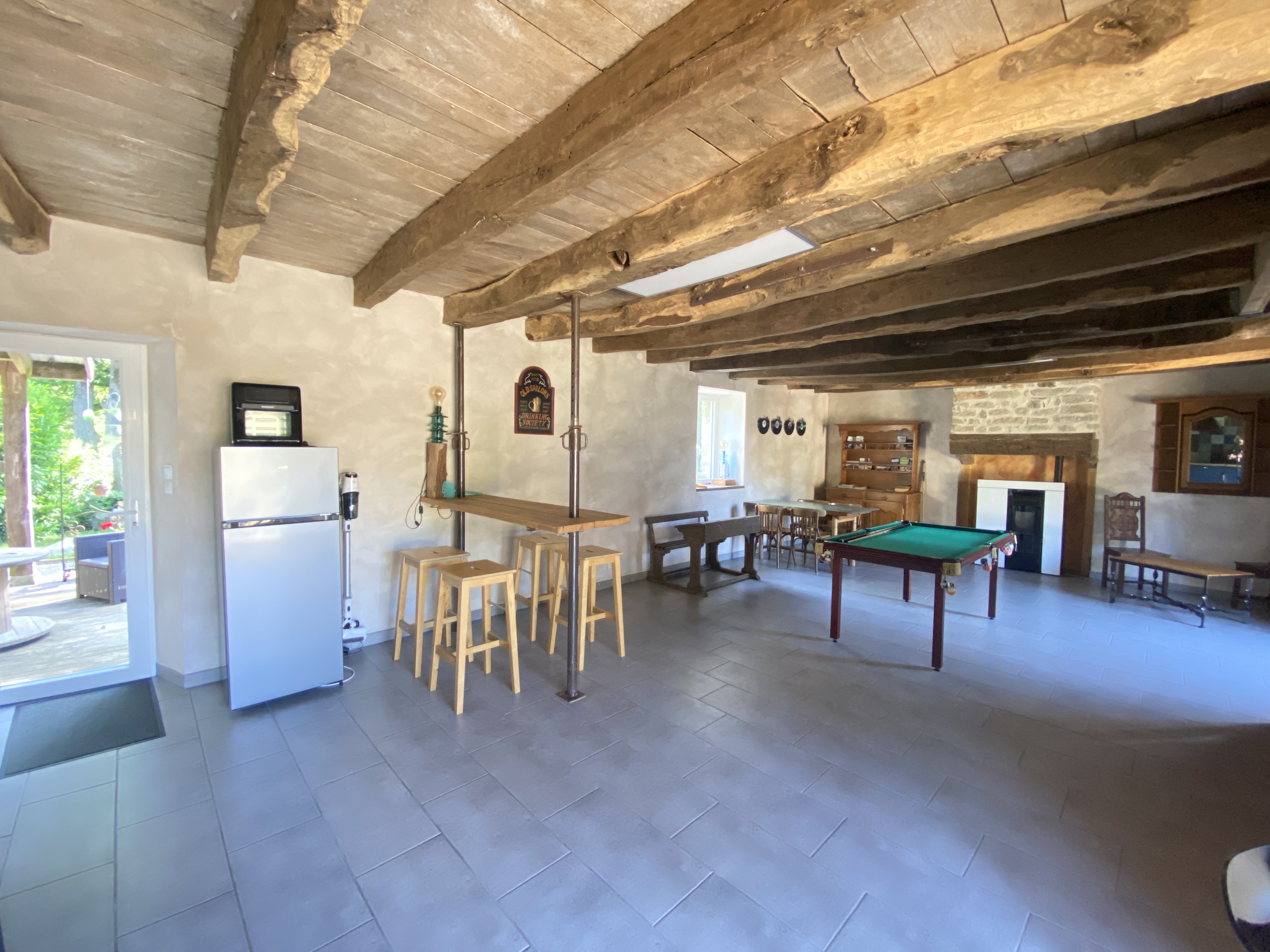 Un havre de paix authentique avec un potentiel locatif irrésistible !
Niché au cœur de Lantillac, dans un cadre bucolique préservé et hautement recherché, cet ensemble immobilier unique allie charme ancestral et modernité. Avec une surface habitable de près de 400 m², cette longère rénovée, son gîte indépendant et son appartement T2 offrent un espace idéal pour une grande famille, des réceptions mémorables ou un investissement locatif d’exception. Préparez-vous à être séduit par son potentiel de rendement et son emplacement privilégié !
Un des atouts majeurs de cette propriété est son potentiel locatif exceptionnel et diversifié, garantissant un retour sur investissement remarquable grâce au gîte déjà en activité et à l’appartement T2 prêt à l’emploi. Idéalement située au cœur de la paisible commune de Lantillac (56120), à seulement quelques minutes des commodités de locminé/Josselin et Réguiny et à proximité des grands axes menant à Vannes/Rennes et Lorient, cet ensemble immobilier unique offre un cadre de vie idyllique, cette OPPORTUNITÉ TRÈS RARE sur le marché saura séduire les amateurs de belles demeures et les investisseurs avisés.
🏠 Un ensemble d’exception à découvrir pièce par pièce
La propriété s’étend sur un terrain paysager et arboré de 4 667 m², un véritable écrin de verdure, et se compose de trois espaces distincts, chacun avec son caractère unique :
🌿 La Longère Principale (230 m² habitables)
Une habitation principale aux volumes généreux, où le charme d’antan rencontre le confort moderne :
• Une vaste pièce de vie avec cheminée en pierre et sa cuisine aménagée
• Une salle à manger spacieuse, parfaite pour les réunions familiales et ses 55 m² de terrasses attenantes.
• Un salon cosy baigné de lumière naturelle.
• Chauffage au sol pour un confort optimal.
• Quatre chambres aux beaux volumes, avec des espaces de rangement astucieux.
• Une salle d’eau élégante et des sanitaires bien pensés.
• Une chaufferie équipée d’une pompe à chaleur récente (2023) pour un chauffage performant.
• Un double garage pour deux véhicules, idéal pour les amateurs de rangement.
• Une piscine de 30 m³ avec liner suspendu et sa très grande terrasse entièrement clôturée, un véritable havre de détente.
• Atouts charme : Poutres apparentes, murs en pierre et matériaux nobles préservés, témoignant des rénovations soignées réalisées entre 2012 et 2023.
🌞 Le Gîte Indépendant (135 m² habitables)
Un espace autonome, prêt à générer des revenus locatifs saisonniers :
• Entrée indépendante pour une confidentialité totale.
• Une pièce de vie lumineuse avec coin cuisine équipée, idéale pour les hôtes.
• Trois superbes suites parentales, parfaites pour accueillir jusqu’à 6-8 personnes.
• Une terrasse privative de 30 m², un coin repos en plein air. Un terrain de boule
Bonus : une grosse marge d’optimisation du Ch.A. car pas exploitée à 100% de son potentiel
🏡 L’Appartement T2 Indépendant (25 m²)
Un petit bijou d’appoint avec entrée privative, offrant flexibilité :
• Un salon/kitchenette fonctionnel.
• Une chambre cosy.
• Une salle d’eau moderne.
Parfait pour un revenu complémentaire ou un espace indépendant pour la famille.
🌳 Un environnement d’exception
Cette propriété offre un cadre naturel privilégié :
• Un grand terrain arboré de 4 667 m², parfait pour des projets d’aménagement ou de détente.
• Exposition Sud Sud-Ouest pour un ensoleillement optimal toute l’année.
• Calme absolu dans un village préservé, tout en restant accessible aux grands axes.
• Puits artésien avec pompe, un atout écologique et pratique.
• Possibilité d’acquérir une parcelle supplémentaire de 2 053 m² devant la propriété, pour une valorisation foncière ou un agrandissement.
💰 Opportunité d’investissement exceptionnelle
Cette configuration unique (longère + gîte + appartement T2) est un véritable trésor :
✓ Résidence principale spacieuse et pleine de caractère.
✓ Revenus locatifs stables avec le gîte et l’appartement.
✓ Potentiel d’accueil familial ou touristique exceptionnel.
✓ Valorisation patrimoniale dans un secteur en pleine essor.
✓ Éco-responsabilité avec la pompe à chaleur et l’installation de panneaux solaires prévue dans les prochains mois pour l’autoconsommation ou la revente.
🎯 Pourquoi craquer pour ce bien ?
Cette longère allie l’authenticité d’une demeure d’époque à des équipements modernes (piscine chauffée, terrasses généreuses, chauffage au sol), le tout dans un cadre bucolique rare. Que vous soyez en quête d’une résidence de prestige ou d’un investissement locatif rentable, cette propriété répondra à toutes vos attentes !
✅ Ne laissez pas filer cette pépite – Agissez vite !
Contactez-moi dès maintenant pour organiser une visite et découvrir en exclusivité ce bijou immobilier. Cette demeure d’exception est faite pour vous – ne tardez plus !
👉 Christophe Danet - Votre expert Efficity à vos côtés
📞 06 75 02 68 79 | ✉️ cdanet@efficity.com