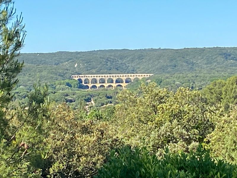 Dans le Gard, Au cœur d'un village touristique avec vue unique sur le Pont du Gard, local communal 105 m2, sur 2 niveaux, totalement équipé four pétrin atelier pâtisserie, chambre froide, monte charge, étagères de présentation, adapté handicapé, loyer mensuel 400  euros + taxe foncière, bail 3/6/9 en date du 16 décembre 2021, cession pour cause de santé, très bon chiffre d'affaire. 
Idéal pour un couple de boulanger, qui souhaiterait profiter de conditions climatiques agréables dans un environnement rural cependant avec tous les services de proximité. Village de 1800 habitants qui dispose de la fibre, boulangerie située près de restaurants de qualité et d'un hôtel 4 étoiles.