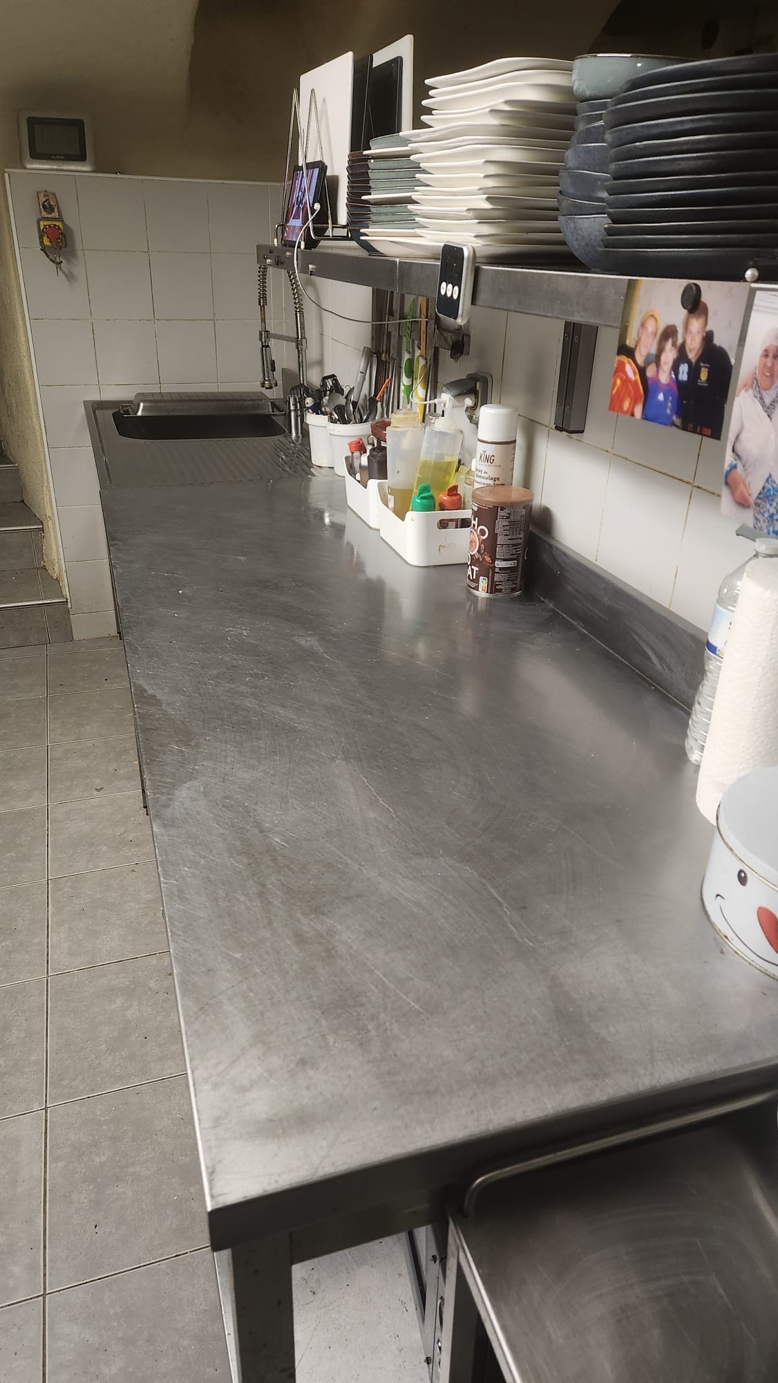 Bar Restaurant avec licence IV situé dans une zone touristique prêt du Cirque de Navacelle, dans un petit village médiéval avec un château datant du 13ème siècle refait par Viollet Le duc, la salle du restaurant compte 30 couverts et dispose de 2 terrasses au beau jour et d'un patio.
Étant situé sur une étape du chemin de St Guilhem  le désert, il y'a beaucoup de marcheurs durant la saison qui s'étale du printemps jusqu’à l’automne. La saison estivale est très touristique pour se petit village aux portes des grands causse.