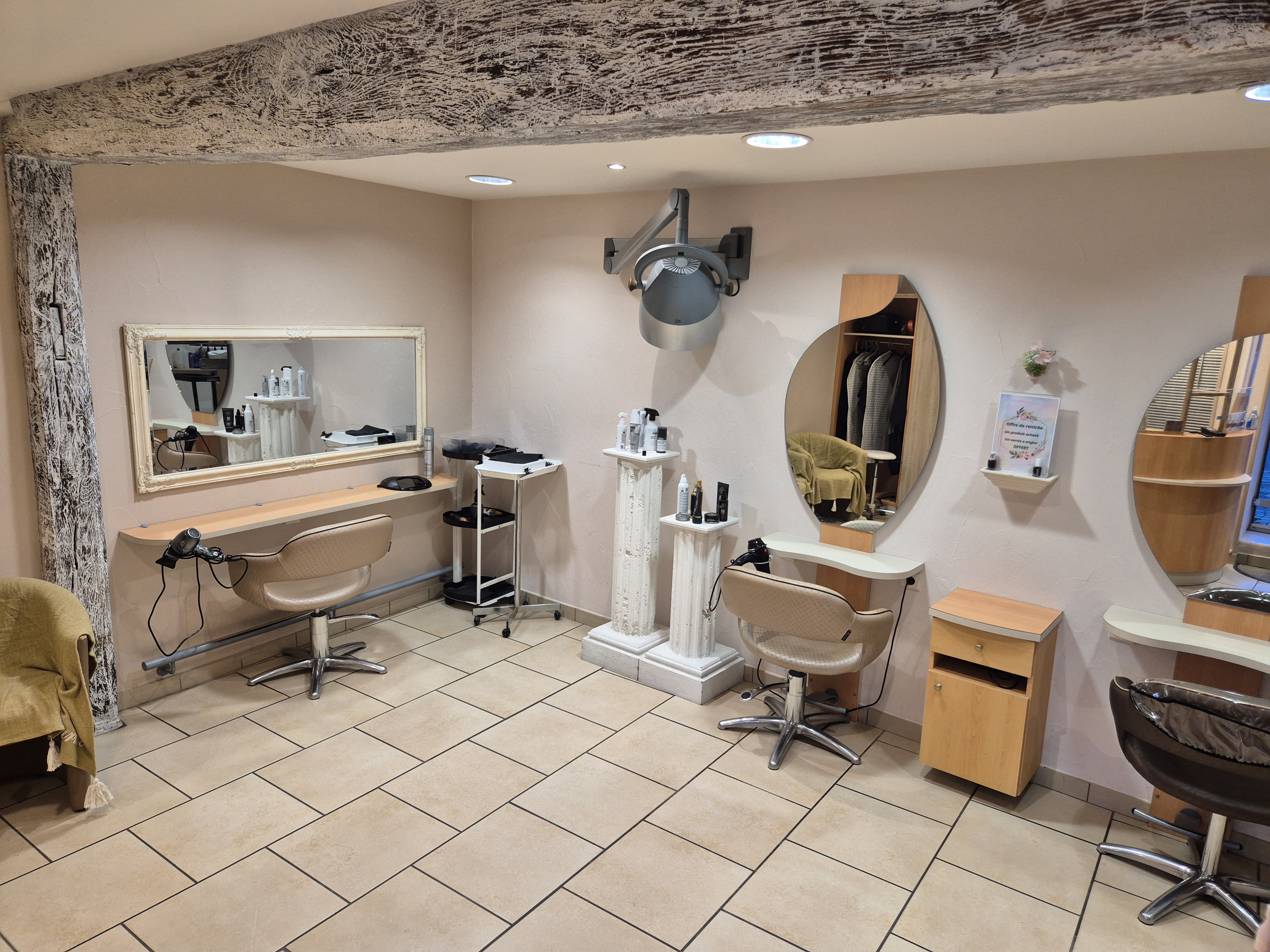 Vends pour raison de santé, fond de commerce salon de coiffure mixte. Créer il y a 20 ans et refait a neuf il y a 8 ans. 70m2 composé de 2 surface: une de 35m2 dédiée au salon entièrement équipé, 2 bacs a shampooing, 4 bancs de coiffages et une autre  a l'étage de la meme surface pour, ou développer l'activité ou logement. Situé dans un village très dynamique avec une clientèle fidèle mais aussi régulièrement de nouveaux clients. Actuellement 2 salariés. Situé en zone FRR possibilité de bénéficier de l'exonération fiscale les première années. Loyer mensuel 788e.