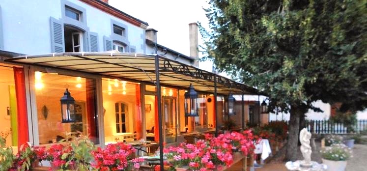 Vends  un immeuble  de 2 anciens commerces  qui a été  transformé en un restaurant (sans mobilier)  comprenant 1 laboratoire de cuisine tout carrelé ,   1 véranda avec toilette ( pour 50 personnes assises ), 1 salle avec bar, 1 salle de jeu, 1 chaufferie,  1 réserve, 3 caves sur une surface de 180m2 , 1 étage avec 2 escaliers intérieurs et 1 à l'extérieur en pierre, 1 salle de bains  avec baignoire ,1 WC , 4 chambres et 1 petite pièce . 2 cheminées en pierre de bourgogne parquet chêne et sapin, tommettes rouges et grenier  aménageable et 800m2 de cour jardin clôturé. Peut convenir à un gîte avec salle de réception, proximité d'une boulangerie pâtisserie, cave avec location de tireuse de bières. Village calme avec Loire et canal de Roanne Digoin .Pour plus de renseignements, contacter par mail ou laisser un message sur le portable.