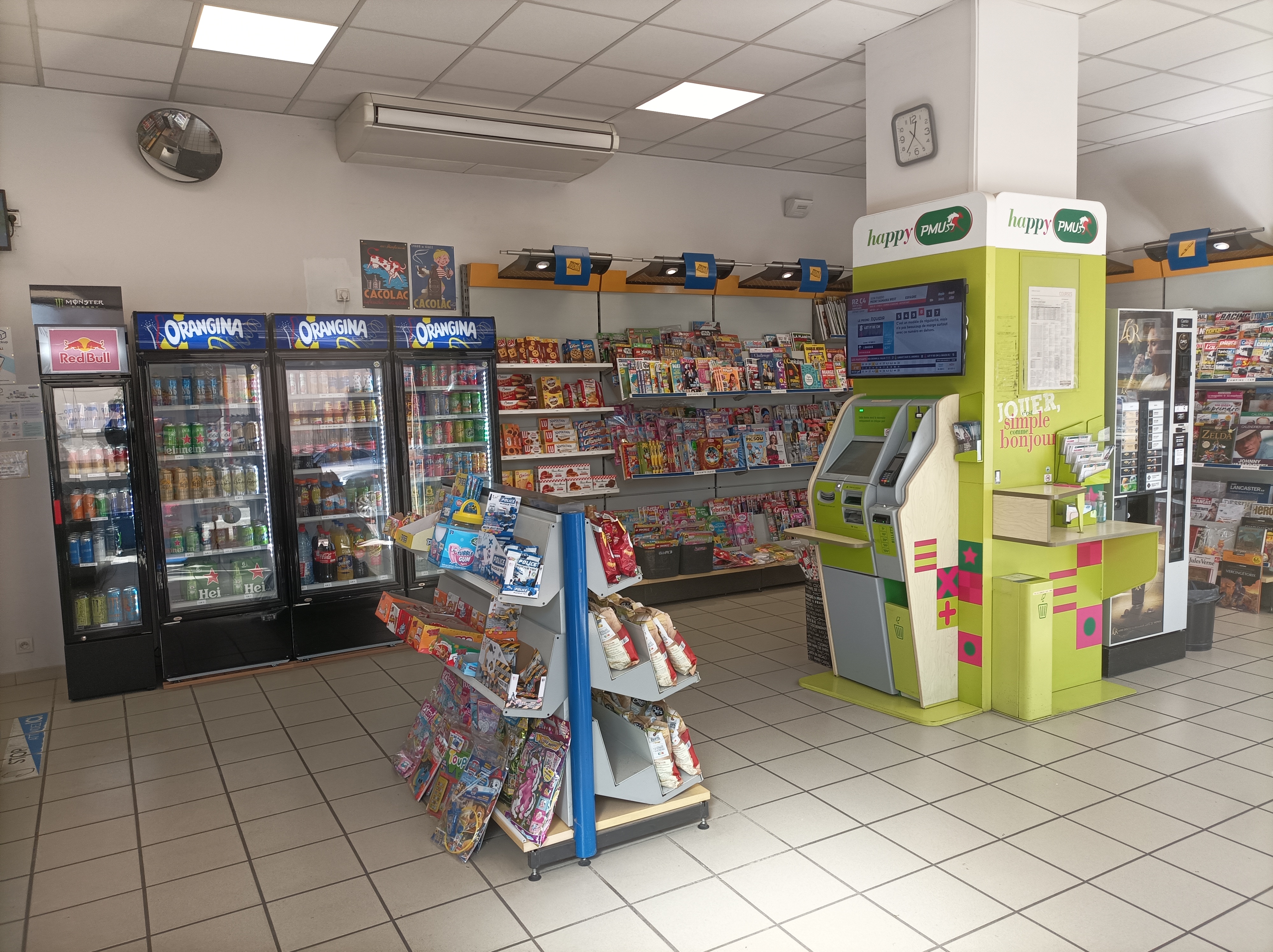 Montauban (82000) particulier vends Bureau de Tabac, Presse, Loto, activités annexes (Pmu, relais pickup, point Nickel...)

Possible avec ou sans murs commerciaux

Exploité depuis 28 ans par le couple de gérant.

Fonds de commerce Tabac Presse Loto :
EBE retraité 78644 € (cotisations sociales du dirigeant incluses)
Prix de vente 250 000 €
Toute offre sera étudiée avec attention, pouvant faire l'objet d'une négociation.

Murs : possibilité de se porter acquéreur des murs pour une autonomie totale et un investissement. Prix indicatif 175 000 € 
(équivalent loyer actuel sur 15 ans / par ex)

Commerce idéal pour une activité rentable, immédiate, alliant confort de vie ou vrai possibilté de croissance car :
- Ferme 15 jours en été + 15 jours en hivers (variable) soit 1 mois de vacances
- Ferme le dimanche et jours fériés et le samedi fermeture à 18h.

A noter, le samedi uniquement, présence de deux salariées(étudiants), autonomes (1 matin / 1 aprés-midi), soit 2 contrats de 5h30, ce qui libére le gérant éventuellement le samedi, en partie ou en totalité, pour bénéficier d'un vrai week-end. Salaires et charges déjà inclus dans le bilan.
La semaine tenu par le couple de gérant.

Magasin trés agréable, spacieux, bénéficiant de trois façades vitrées, trés lumineux, ensoleillé et ouvert sur l'extérieur. Trés plaisant.
Surface idéale : magasin 70m2 / réserve 25m2, permettant de faire évoluer à sa guise l'agencement des produits et de l'offre commerciale.
Aucun travaux d'aménagement à prévoir, magasin trés bien entretenu.

Situé juste à côté de la Gendarmerie, sur un axe principal de sortie de ville (quartier Villebourbon / Sud de Montauban), reliant également la rocade, l'accés vers Toulouse et la zone commerciale Albasud. Stationnement aisé devant le commerce de trois places Zone Bleu (limitée 30 min) et place livraison ainsi que stationnement privatif pour le commerçant.

Alarme (norme A2P), coffre (norme A2P), climatisation réversible (trés bon état), caméras vidéo-surveillance (avec enregistrement), porte automatique, rideaux métalliques extérieurs.

Pour des critères de confidentialité, tout dossier d'information (bilans...) ne pourra être communiqué qu'aprés un échange (mail ou tel) permettant de voir la fiabilité du projet d'achat.

Cordialement