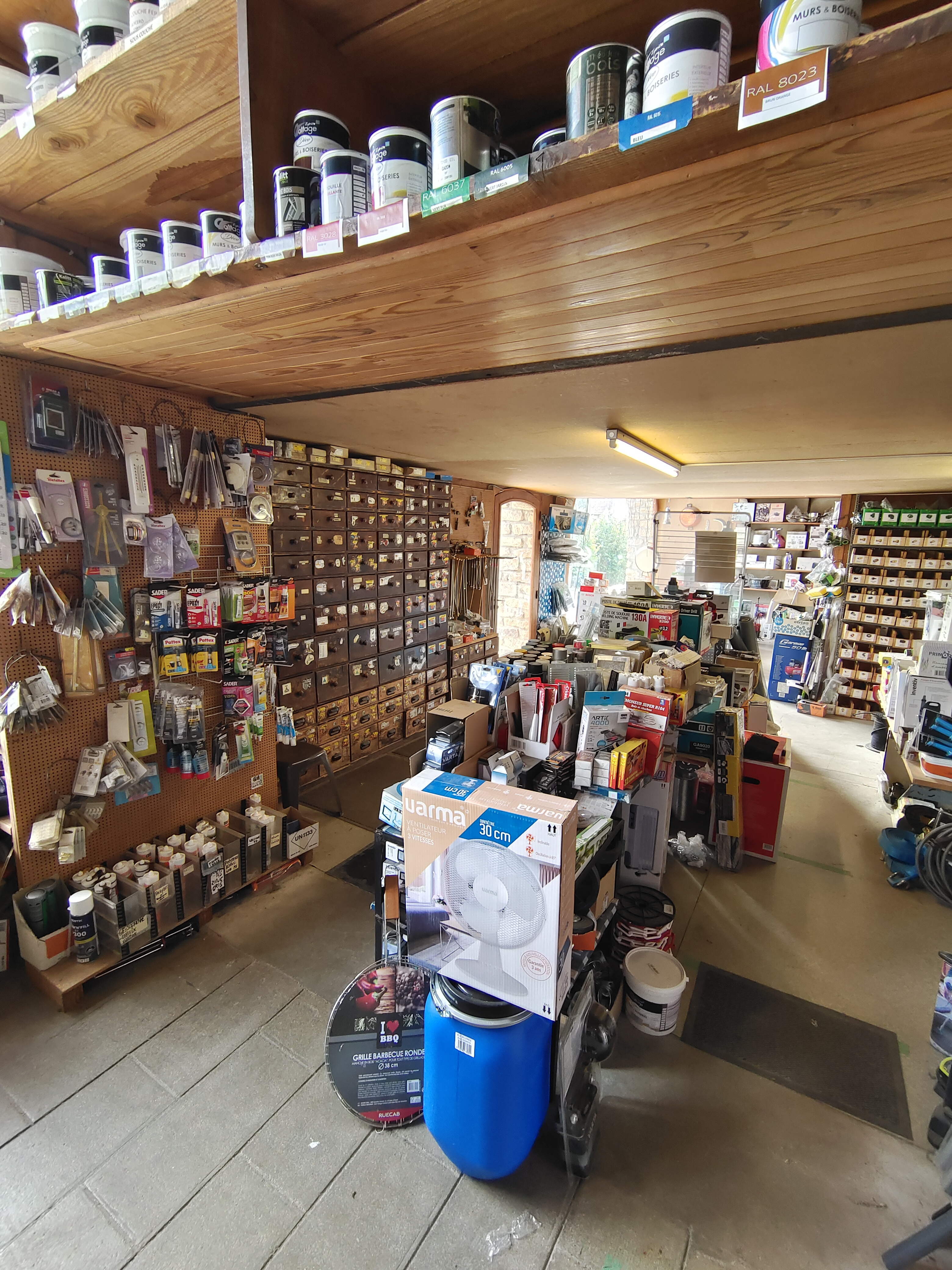 QUINCAILLERIE A REPRENDRE
    Vous recherchez un magasin authentique, cette quincaillerie est un des plus vieux magasins de la Haute-Vienne, magasin familial, repris de génération en génération, situé dans une commune au nord du département.
    Elle est atypique, y sont proposés des articles de jardinage, de bricolage, des articles de droguerie, d’électricité, de pêche, de petit électroménager et de matériaux de construction, mais aussi des objets du passé, que l'on ne trouve que dans ce genre d'endroit.  
    2 salariés travaillent dans l'entreprise. 
    La clientèle est très fidèle, elle est composée de résidents et d'habitués des communes aux alentours.
    Les locaux d'une superficie de 120m² de surface de vente ainsi qu'une importante surface de stockage sont pleins de charme. Ils sont situés en bord de route avec une bonne visibilité commerciale.
    Vente du fonds de commerce: 190 000€ stock compris (à débattre)
    Belle opportunité à voir très vite