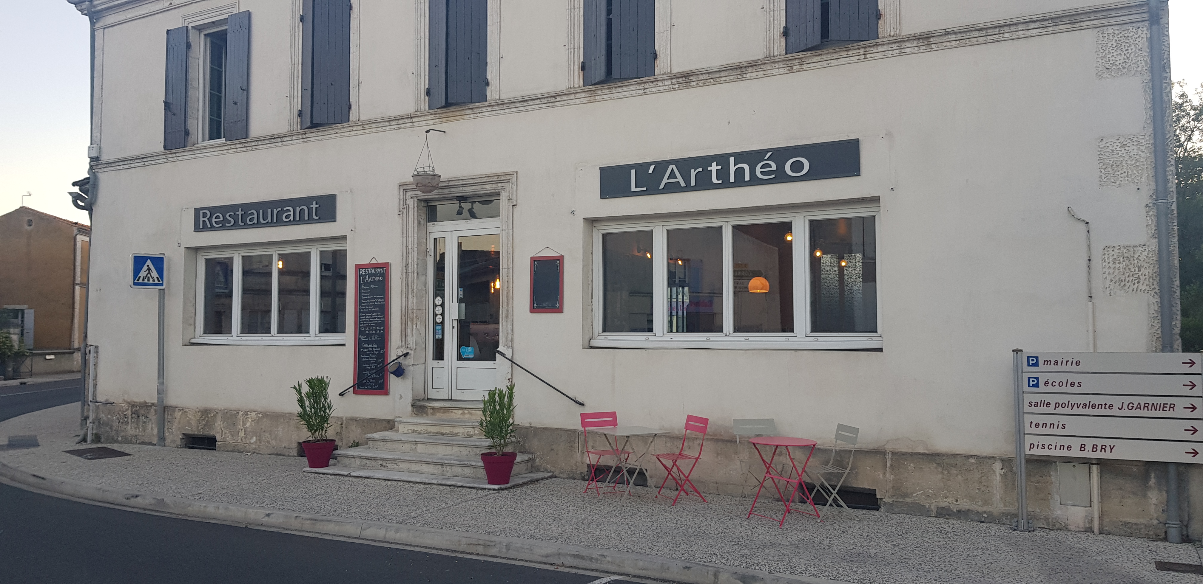 mur et fond restaurant . seul dans village de 1200 habitants.  depuis 1990
clientèle  régulière.