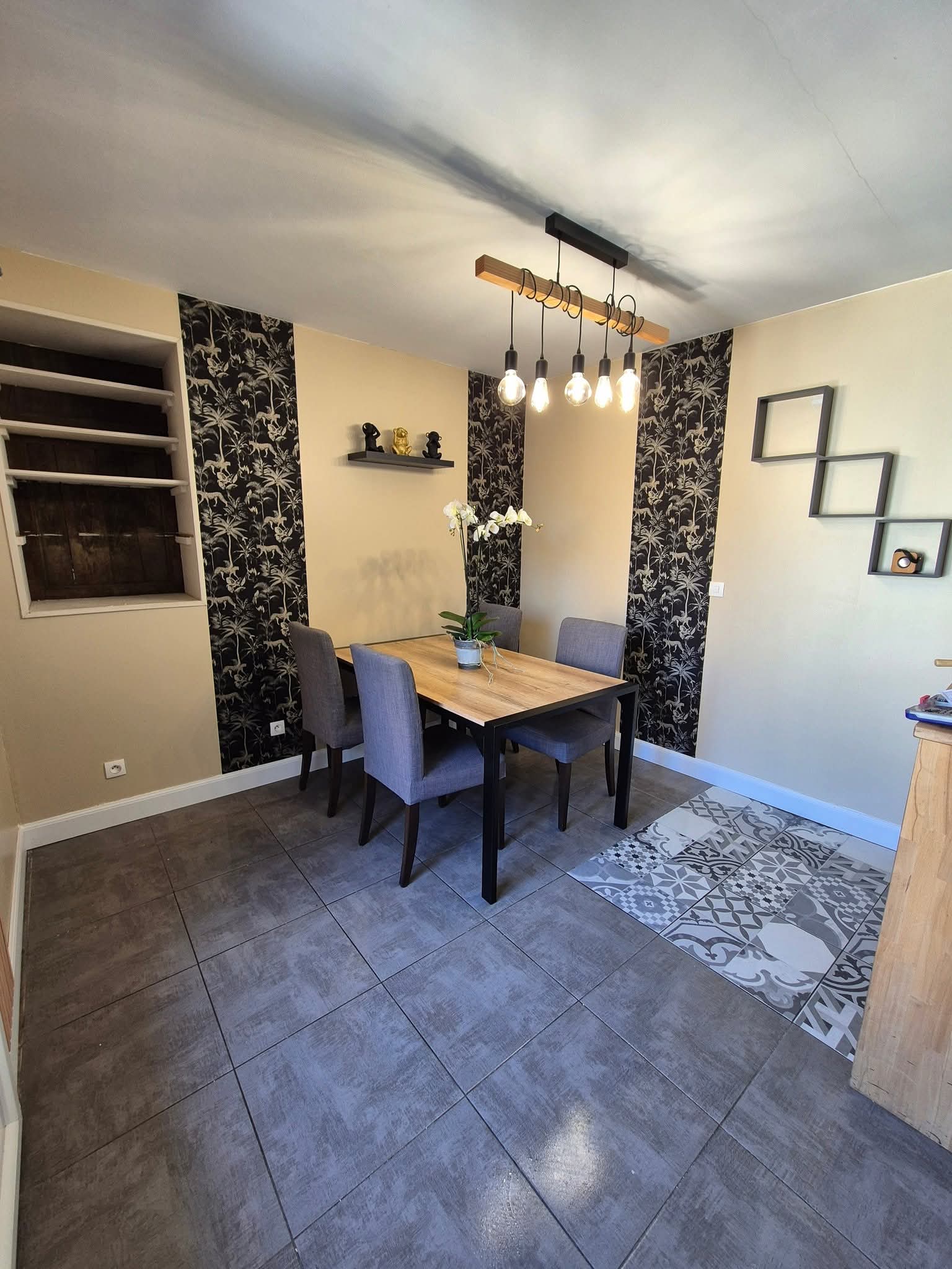 A vendre fond de commerce actuellement exploité 100% en vente à emporter
Vendredi - samedi et dimanche 
(Pizzas et burgers)
CA HT 2025: 125 000 avec 6 semaines de congés.
Affaire idéale pour couple souhaitant développer l'activité
Salle de 40 couverts - terrasse privative - ouverture midi ...
Aucun investissement à prévoir 
Logement T4 avec cuisine aménagée et équipée, Suite parentale + 2 chambres et salle d'eau avec WC. 
Loyer Restaurant: 750€
Loyer appartement: 800€
Achat des murs possible