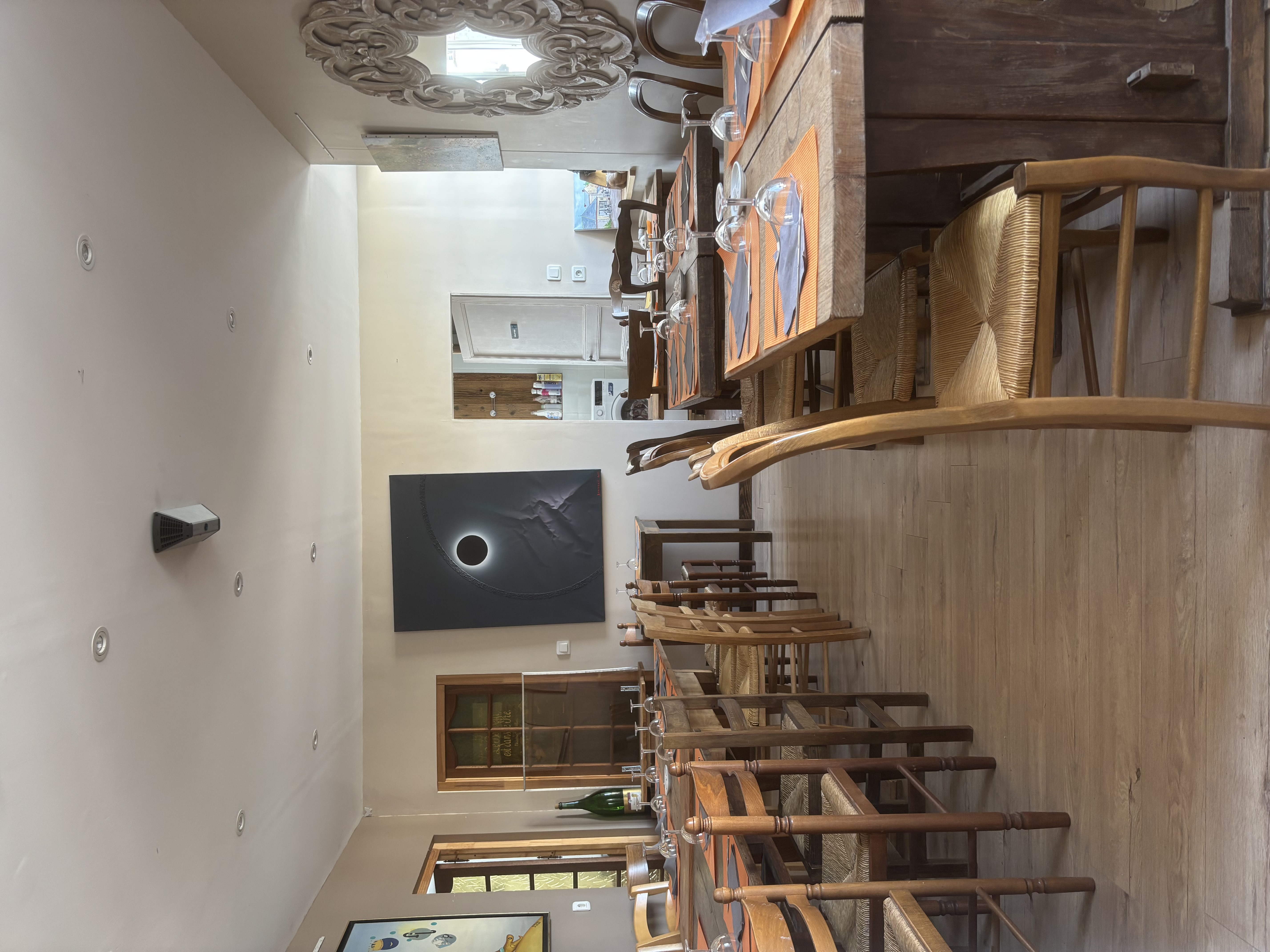 58170 - Chiddes -  400 M² - OPPORTUNITÉ À SAISIR ! Fond de commerce + murs en parfait état au cœur du parc naturel régional du Morvan.

Restaurant et Bar. 

Très belle affaire dans le sud du Morvan, noté 4,5/5 sur Google bénéficiant d’une clientèle fidèle. 
Cause retraite.

Emplacement de qualité dans un joli village. 3h de Paris.
Clientèle fidèle :
Etrangère : hollandaise et belge
Locale : ouvriers, villages voisins, habitués. 
70 couverts, très belle terrasse, visibilité optimale. (Route de passage)
3 salles, 2 toilettes, 1 espace de stockage, 1 cuisine équipée, 1 bar, 1 grande terrasse et une cave.
Ouvert toute l’année 

324 999 € mur + fond.
Possibilité d’acheter 2 maisons très proche restaurant pour le personnel ou création de gîtes. (chasseurs etc.)

Très belle opportunité, à saisir!