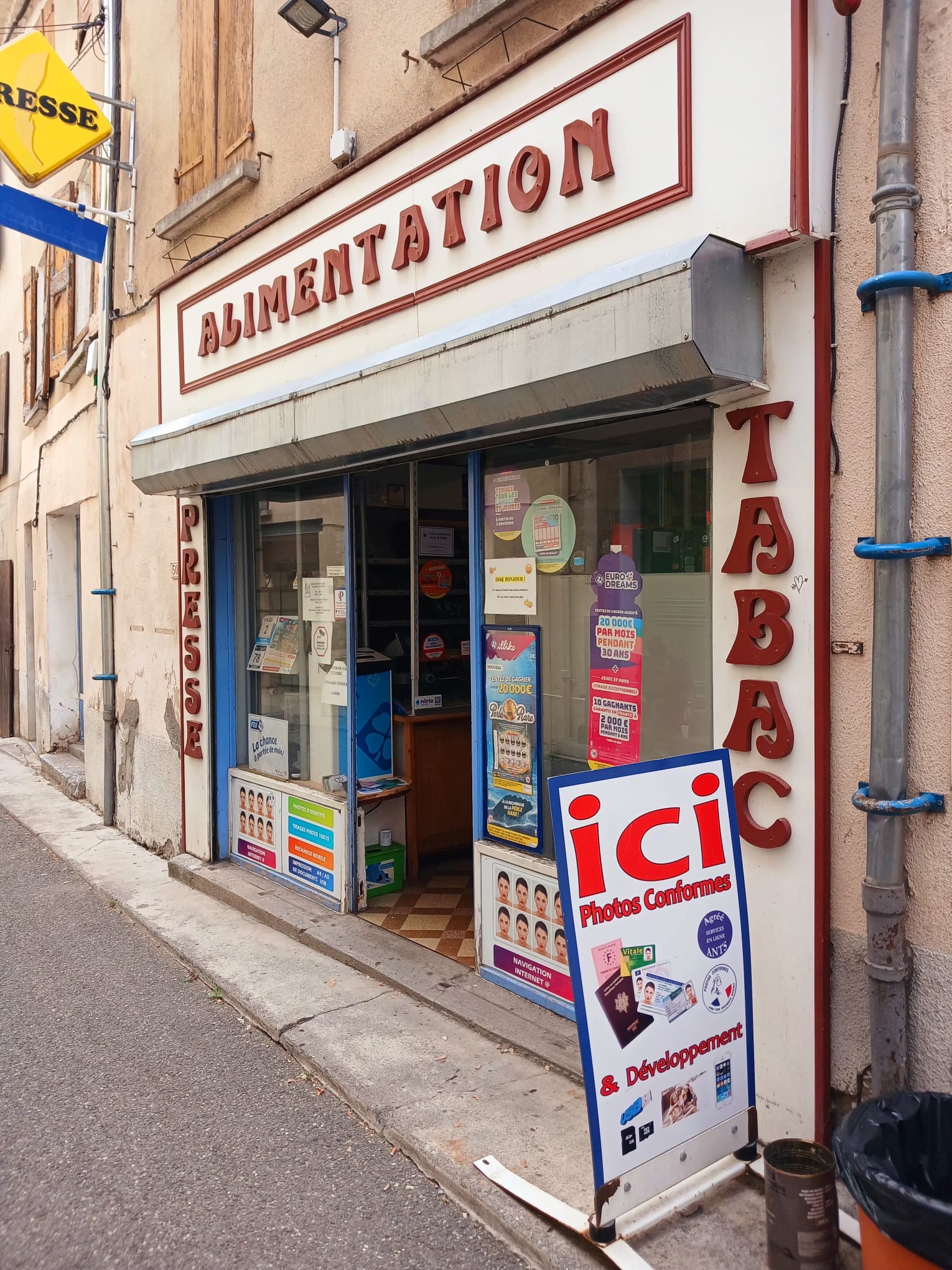 À saisir Fond de commerce 
Clientèle assidues, seul tabac au alentours de 20km, village de 550 habitants avec école primaire et maternelle, collège, maison de la santé, pharmacie…

Magasin d’une cinquantaine d’années.

Presse, alimentation, tabac, fdj. 

Fond de commerce idéal pour un couple ou petite famille. 
Possibilité logement de fonction compris dans la location des murs.