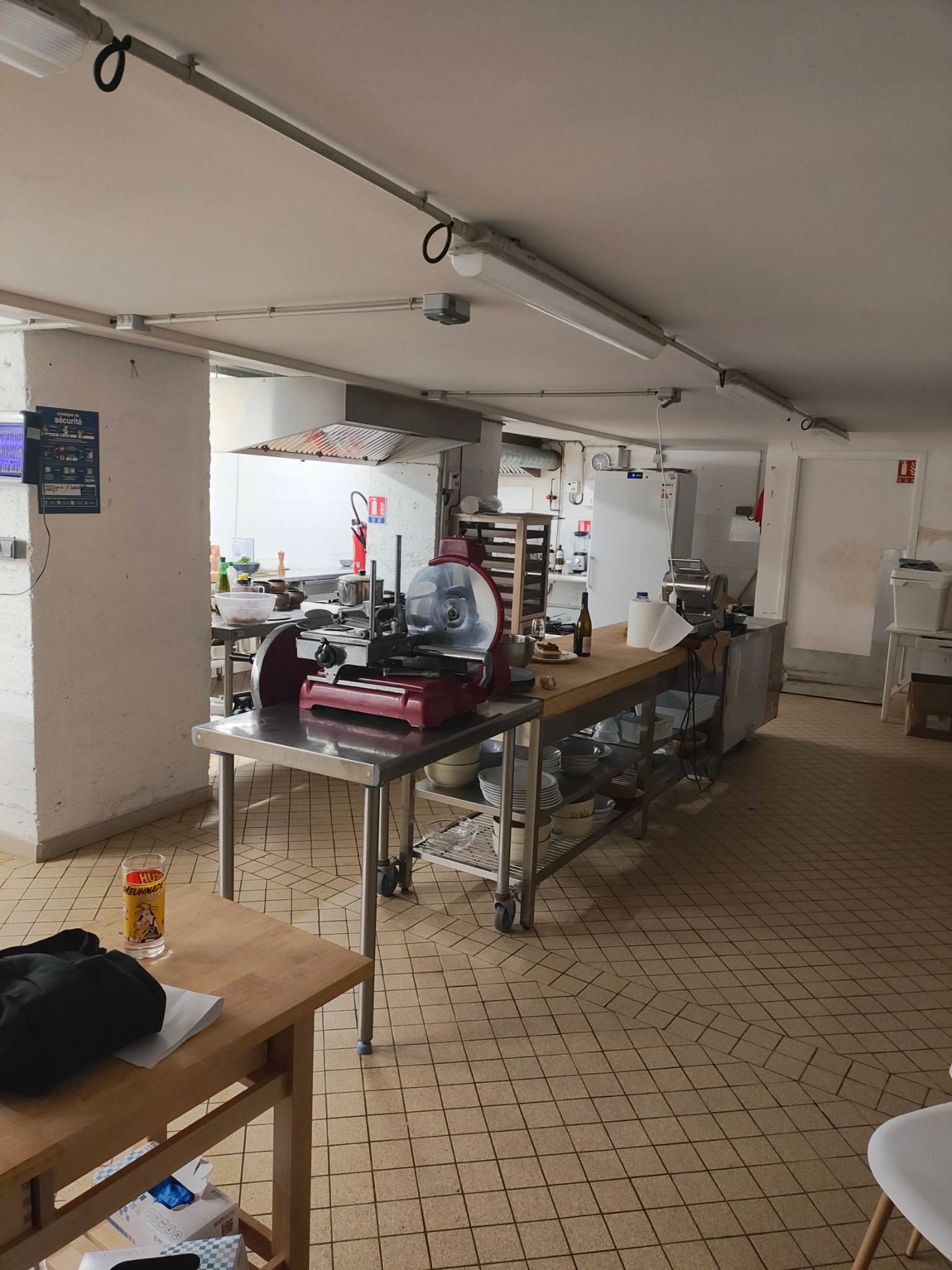 Situé sur la commune de Giat, ce restaurant bénéficie d’un emplacement idéal, à proximité immédiate de la rue commerçante et du champ de foire, lieu emblématique accueillant de nombreuses foires et manifestations tout au long de l’année, générant une fréquentation régulière et un fort potentiel de passage.

Il s’agit d’une opportunité rare, idéale pour un professionnel de la restauration ou un porteur de projet souhaitant s’installer dans un établissement clé en main, entièrement rénové, conforme aux normes et sans investissement à prévoir.

Le restaurant est implanté dans un bâtiment de caractère sur deux étages, développant une surface totale d’environ 360 m² (120 m² par niveau). Le rez-de-chaussée est consacré à l’activité avec une salle conviviale de 60 m² offrant 24 couverts, une cuisine professionnelle de 60 m², entièrement équipée et fonctionnelle, ainsi qu’une terrasse en façade permettant d’accueillir 16 couverts supplémentaires, très appréciée lors des beaux jours et des événements locaux.

L’établissement est actuellement exploité 4 jours par semaine, midi et soir, du jeudi au dimanche, laissant un important potentiel de développement (élargissement des horaires, augmentation de la capacité, exploitation des périodes de foires et manifestations, etc.).

Une rénovation complète a été réalisée en 2023, incluant la mise aux normes coupe-feu, la création de WC PMR, ainsi que des plafonds coupe-feu en salle et cuisine. La toiture a été rénovée en 2021 et bénéficie d’une garantie décennale. Le chauffage est assuré par un poêle à granulés récent (1 an).

La cuisine est entièrement équipée : hotte, bac à graisse et tout le matériel professionnel nécessaire en très bon état. Aucun investissement n’est à prévoir.

L’établissement dispose d’une licence restaurant.

Prix d'achat fonds de commerce + murs