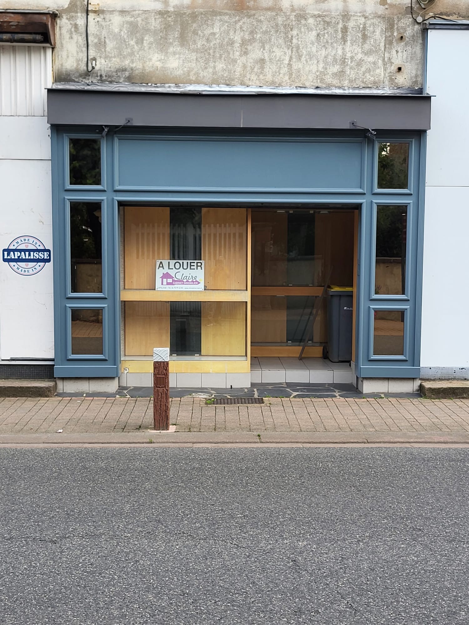 Belle opportunité à saisir au centre-ville de Lapalisse, commune touristique, riche de son château et de ses rassemblements "vintage" en lien avec la N7...

Le bien se compose d'une surface principale de 25 m², d'une arrière-boutique de 25 m² équipé d’un coffre, ainsi que de sanitaires comprenant WC et lave-mains.
Les vitrines sont sécurisées et ferment à clé.

Adresse : 21 rue Roosevelt, 03120 LAPALISSE
Superficie : 25 m² + 25 m² d’arrière-boutique avec coffre
Montant du loyer : 400 €

Pour tout renseignement complémentaire, vous pouvez joindre M. et Mme KOCA au 06 43 03 96 14