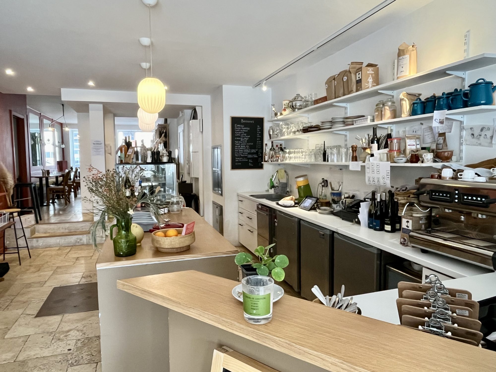 A vendre : Fonds de commerce restaurant (licence IV) en pleine croissance dans le Perche, proche d'une gare et de toutes les infrastructures de la capitale du Perche, 1h30 de Paris (liaisons quotidiennes directes).​​​​​

Le restaurant propose aussi une offre de traiteur, ainsi qu’un espace épicerie et cave à vin : c’est un lieu propice à diverses activités. 

- Capacité : 50 places assises à l'intérieur, et plus de 40 en terrasse, surplombant une place de marché ensoleillée et centrale.
- La salle traversante, d'environ 100m2, dispose de deux entrées, côté rue commerçante et place 
- La cuisine lumineuse toute équipée, d'environ 50m2 est au 1er étage, bénéficie d’un monte-plats, d'une marche en avant mécanique et d’une extraction. 
- Au 2ème étage, se trouve un appartement de fonction et en sous-sol, une grande cave de stockage parfaitement saine et accessible  

 Les atouts :
- Emplacement n°1  
- Pas de travaux 
- Exploitable immédiatement  
- Matériel neuf ou récent
- Licence IV  
- Bail 3/6/9 en cours de validité : reste 6 ans
- Faible loyer
- Terrasse  
- Clientèle fidèle acquise
- Potentiels non exploités. 

Px de cession : 170 000 € , loyer : 1105 € HT (charges comprises)
