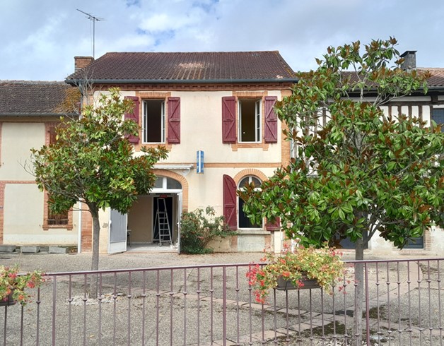 La Commune d’Aurimont dans le département du Gers (218 habitants) loue un local commercial d’environ 140m² (divisibles) au prix mensuel de 3€HT/m².

Le local, vacant depuis 2024, appartient à la municipalité. Il s’agit d’une ancienne boulangerie (l’ensemble du matériel a été vendu).

Il nécessite d’être rénové pour lui donner une seconde vie. La municipalité a lancé une première phase de travaux de rénovation. La seconde phase sera réalisée une fois l’activité connue afin de s’adapter à celle-ci. 

Le local est situé :
-	au centre du village, sur l’axe principal. 
-	à 1 minute de la Route Départementale 12.
-	à 6 minutes d’un site touristique ayant accueilli 8000 visiteurs en 2024.

Plusieurs communes sont à proximité (1330 habitants).

Composition du local :
•	Ensemble de plain-pied d’environ 140 m².
•	Espace commercial : 85m² évolutifs avec possibilité de créer plusieurs cloisons si nécessaire. 
•	Espace de stockage : 59m² évolutifs avec possibilité de créer plusieurs cloisons si nécessaire. 

Le coût du loyer / bail et les conditions d’entrée

Signature d’un bail commercial (dit « 3, 6 ou 9 ») qui aura pour objet de définir les conditions de mise à disposition de l’espace contre le versement d’un loyer mensuel de 3€HT/m².

Une caution sera exigée à la remise des clefs.
 
L’appel à projet est disponible sur demande à economie@3cag.fr ou 07 85 96 99 09.