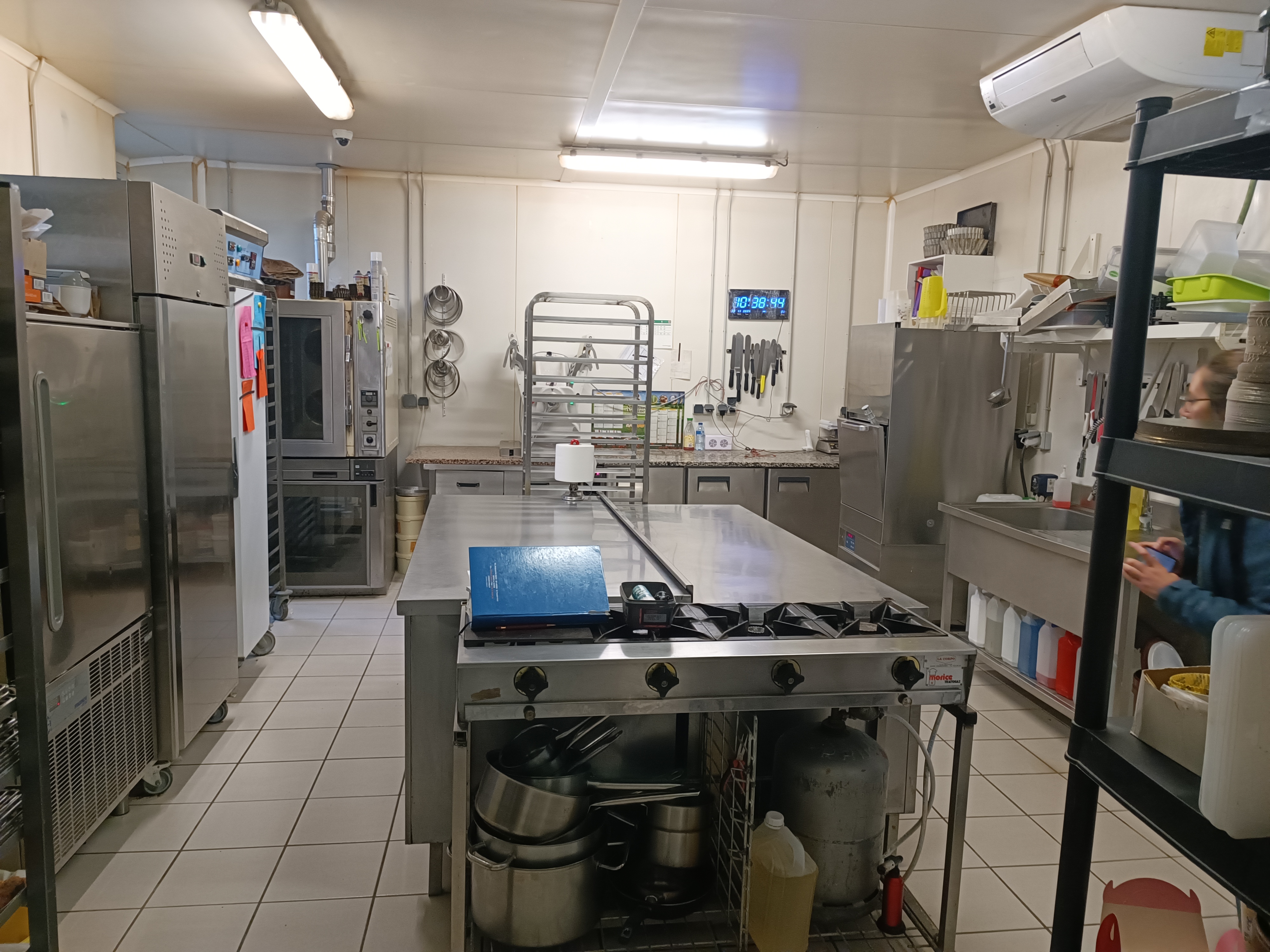 À louer : Local commercial – Laboratoire Boulangerie/Pâtisserie – Petites activités commerciales Thégra (46)

Opportunité à saisir pour un artisan boulanger, pâtissier, traiteur ou métier de bouche ou petites activités commerciales !

Situé au cœur de la charmante commune de Thégra (Lot) (village de 518 habitants avec nombreuses associations et manifestations annuelles), ce local commercial était exploité jusqu'à très récemment comme boulangerie-pâtisserie. Il est parfaitement adapté pour relancer une activité artisanale ou développer un laboratoire de production.

Localisation : Thégra (46500), village dynamique bénéficiant d'un bon passage touristique (à 3 km du Gouffre de Padirac) et d'une clientèle locale en attente d'un repreneur.

Superficie : Point de vente (30 m²) + atelier de fabrication (100 m²) : 2 laboratoires (rdc et 1er étage). 
Normes accessibilité. Climatisation réversible. Parkings sur place du village.

Les points forts du bien :
- Prêt à l'emploi : Agencement d'origine idéal pour une activité de boulangerie/pâtisserie.
- Conditions financières avantageuses : Pas de fonds de commerce à racheter (création ou transfert d'activité à moindre coût).
- Bail sécurisé : Signature d'un bail commercial classique (3/6/9).
- Loyer modéré : Conditions attractives pour faciliter votre installation et le démarrage de votre activité. 
- Aide financière communale au démarrage pour premiers équipements.

Local disponible à partir de septembre 2026.
