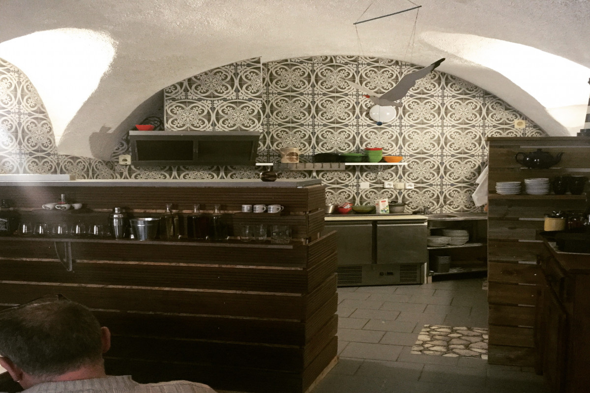 Crêperie saladerie à Vendre ainsi que maison attenante 290 m2 cause départ à la retraite.Dans un village très touristique de l?Aveyron.Travaille depuis 20 ans avec les petits producteurs locaux de la région en production raisonnée 
Terrasse de 46 places meilleur emplacement du village
Possibilité de travailler l?hiver les week-ends à l?intérieur salle voûtée maison de 300 ans en pierres
A 1h30 de Montpellier et de Toulouse