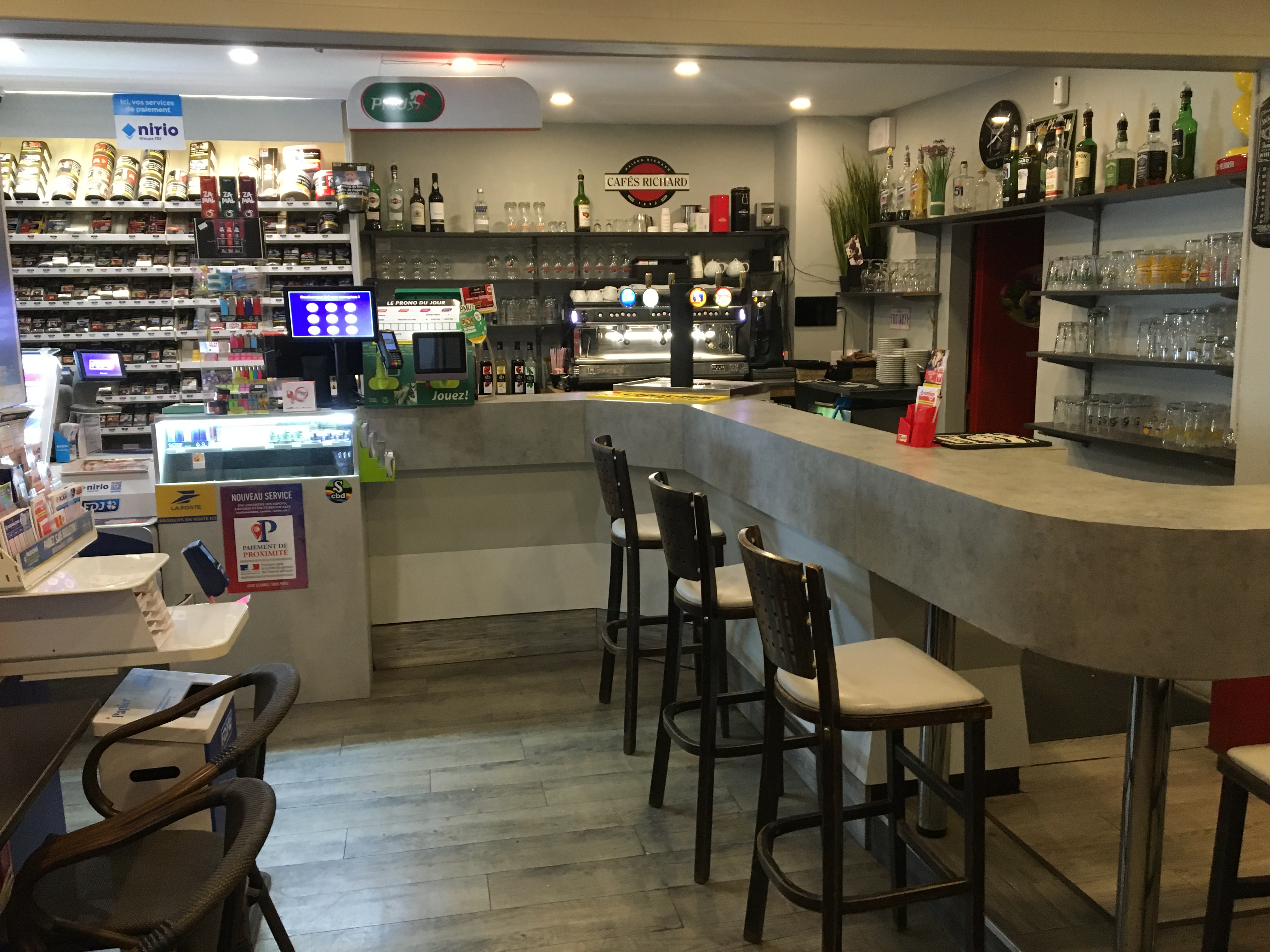 Cause santé 

Vend bar tabac pmu fdj amigo 
Affaire idéale pour un couple 
Le bar à été refait entièrement il y a deux ans 
Agencement neuf 
Aucun frais à prévoir 
Idéalement placé parking à côté 
Magnifique terrasse 
Très belle appartement inclus 
Très bonne rentabilité .
Chiffres et renseignements sur rendez-vous avec vos coordonnées téléphoniques et justificatifs d’apport merci.