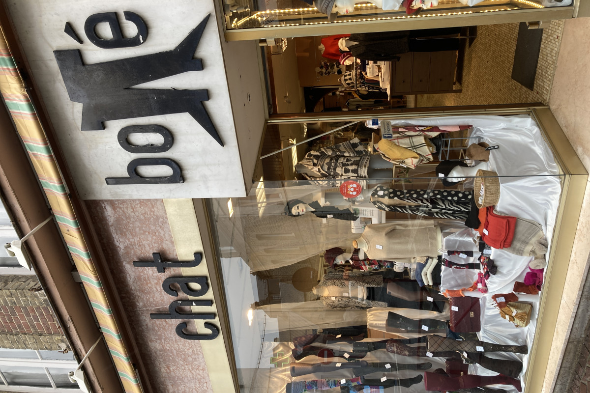 Boutique de mercerie ,prêt à porter, collants classiques et fantaisies ,machine à coudre,retouches ,accessoires de mode 
68m2 de boutique +réserves 
2 étages en l état