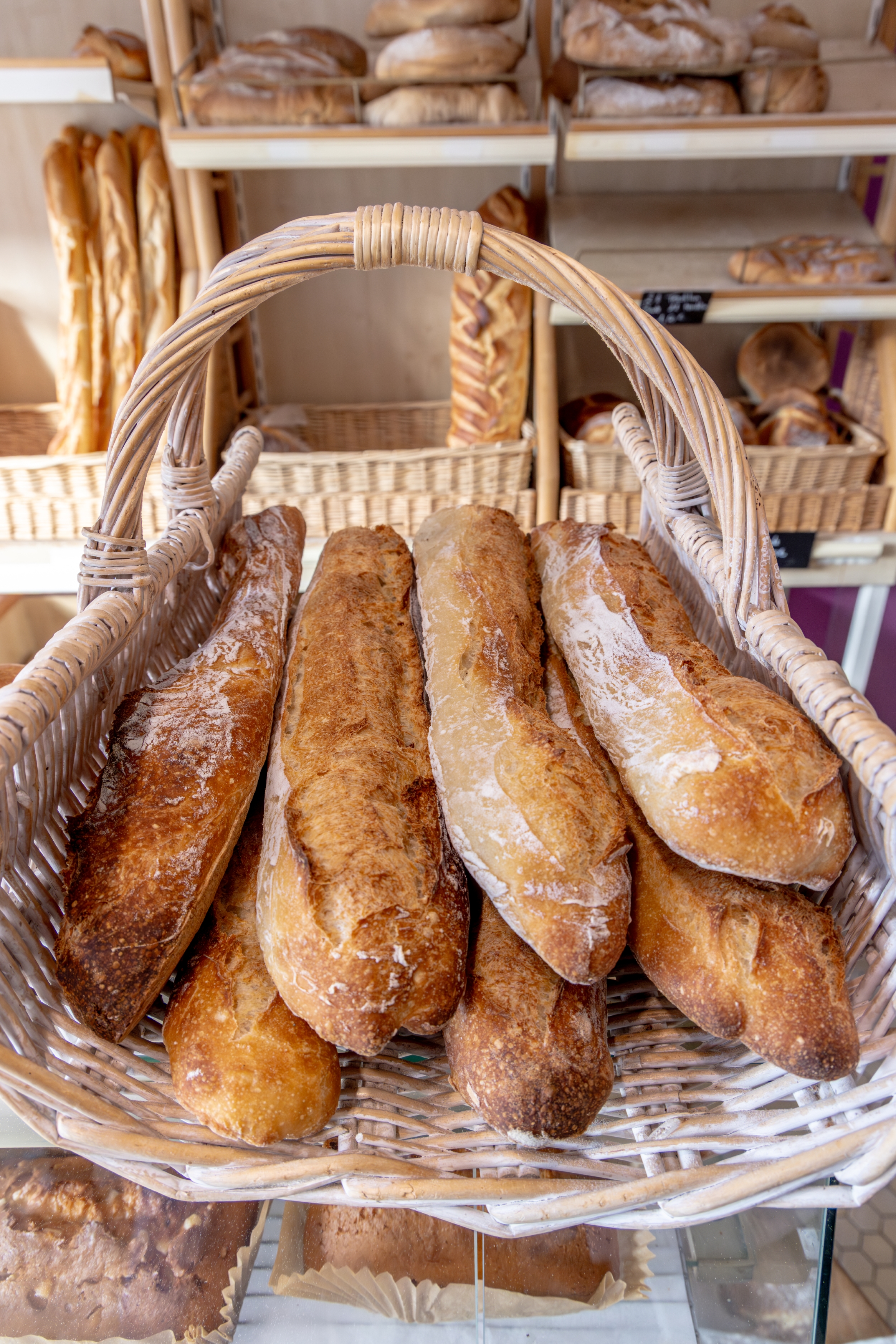 À VENDRE – BOULANGERIE EN PLEIN CENTRE-BOURG
LE FERRÉ (35420) – Commune dynamique de plus de 700 habitants

Boulangerie artisanale implantée depuis 1899, idéalement située au cœur du bourg, sur une rue passante offrant une excellente visibilité.

Description du fonds de commerce (100 m²)
•	Magasin en façade donnant sur l’axe principal du village
•	Fournil équipé, comprenant :
o	Four à fioul 6 bouches
o	Tapis élévateur
o	Matériel de boulangerie et pâtisserie laissé à l’acquéreur
•	Pas d’exclusivité meunière – aucun prêt meunier
•	Pas de silo à farine (travail en sacs)
•	À prévoir : remise en état de la vitrine du magasin et du pétrin

Logement compris
Un logement spacieux de 120 m², situé au-dessus de la boulangerie, idéal pour une installation en famille ou pour réduire les charges de fonctionnement. Loyer 720 €
Atouts
•	Commerce historique, clientèle fidèle et locale
•	Tournée qui représente 1000 € / mois
•	Approvisionnement des collèges et écoles, maisons de retraite avoisinantes qui représentent 2800 environ / mois
•	Chiffre d’affaires 2024 : 125 000 €, en progression constante
•	Outil de travail complet, prêt à reprendre et développer
•	Zonage : FRR
•	Accompagnement possible : Mairie et Fougères Agglomération

Fonds de commerce vendu 55 000 € négociable