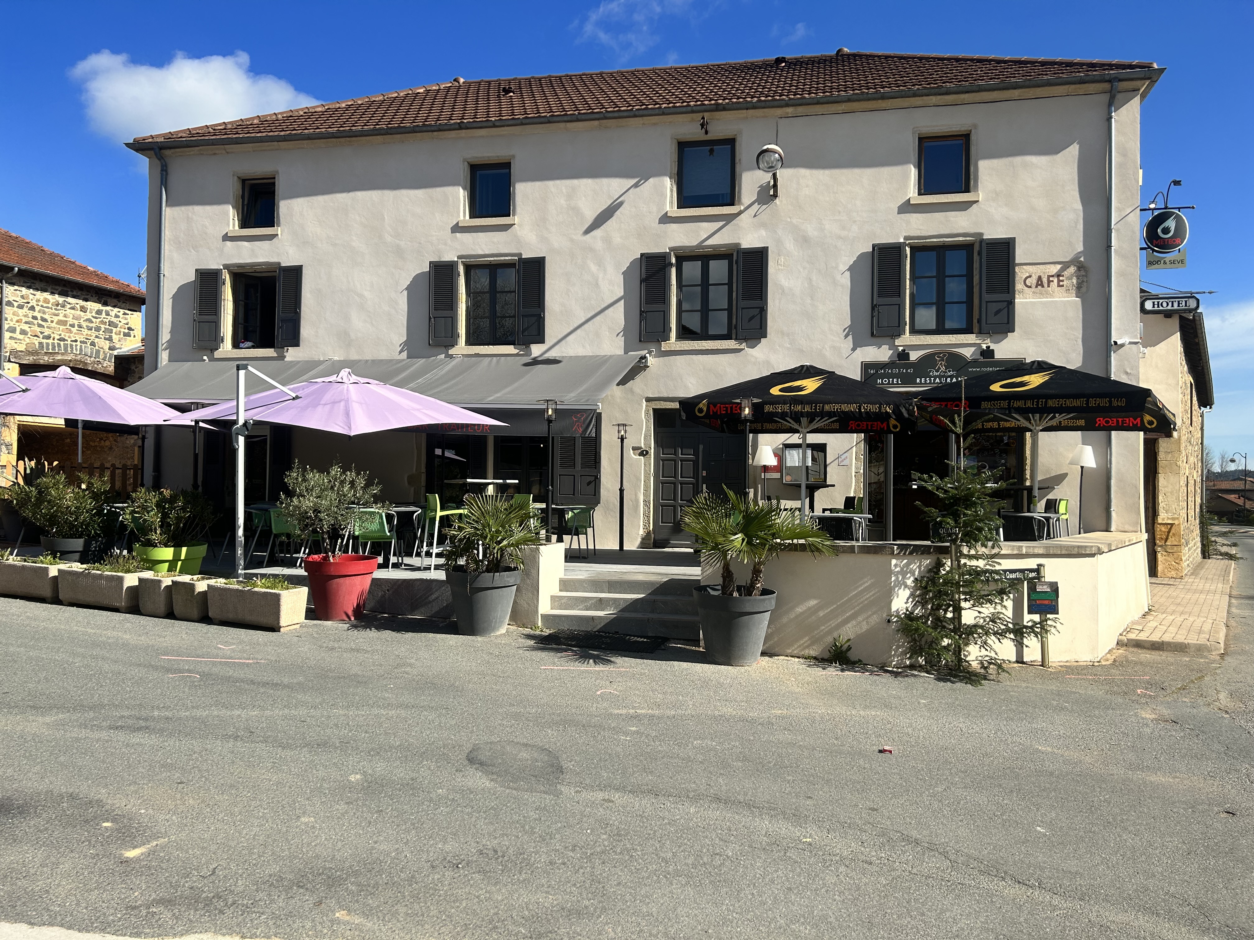 À VENDRE – HÔTEL RESTAURANT TRAITEUR – HAUT-BEAUJOLAIS (69)

Situé à Propières, au cœur du Haut-Beaujolais, établissement exploité depuis plus de 12 ans, bénéficiant d’une clientèle fidèle et d’une activité diversifiée.

L’établissement comprend :

* Hôtel 2 étoiles de 7 chambres, offrant 23 couchages.
* Restaurant avec cuisine professionnelle équipée.
* Salle de réception de 60 personnes.
* Activité traiteur développée et clientèle fidélisée.
* Fort potentiel de développement en gîte de groupe, séminaires et événements.

Affaire clé en main, idéale pour un couple de professionnels ou des porteurs de projet.

Vente du fonds de commerce avec possibilité d’acquisition des murs.

Accompagnement possible à la reprise.

Prix et renseignements sur demande.