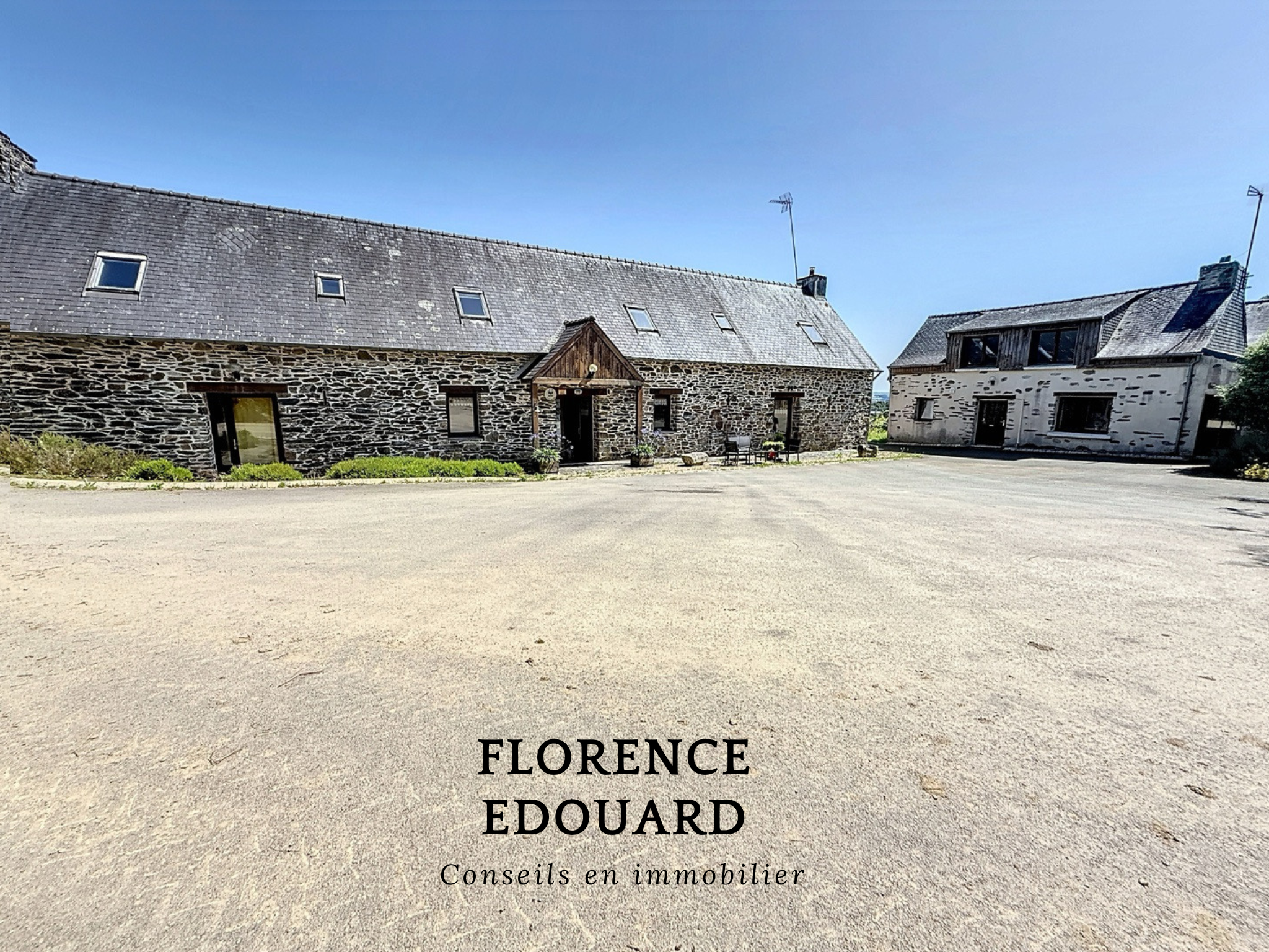 2 HABITATIONS - ANCIEN GITES- 13 PIÈCES - 7 CHAMBRES - 368.0M² - OPPORTUNITÉ À SAISIR DANS UN CADRE IDYLLIQUE SANS VIS-A-VIS.
Dans un cadre naturel d’une rare beauté, cet ensemble immobilier se compose de deux bâtiments entièrement rénovés avec soin. Nichée au cœur des montagnes d’Arrée, cette propriété séduira les amoureux de nature, de vastes horizons, de silence et de randonnées. Baigné de lumière et de sérénité, ce lieu paisible est une véritable invitation au ressourcement voir au changement de vie!

L’ancienne ferme se divise en deux corps distincts :
– L’un abrite une habitation principale alliant le charme de l’ancien au confort contemporain ;
– L’autre, un gîte prêt à accueillir une activité touristique sans délai.

Le gîte comprend quatre spacieuses chambres de 17 m², chacune avec salle d’eau privative entièrement refaite en 2023 et toilettes indépendantes. Une grande salle à manger ou salle de réception ouvre de nombreuses possibilités : stages artistiques, retraites de bien-être, événements sportifs, artisanaux ou encore poursuite de l’activité actuelle. Un atout précieux : le bien est vendu meublé, incluant lits, tables, linge, chaises, vaisselle et équipements de cuisine...

La maison d’habitation, aux murs de pierre traditionnels, conjugue authenticité et modernité. Elle offre trois chambres (avec potentiel d’une quatrième au rez-de-chaussée et possibilité d’aménager le grenier). Au rez-de-chaussée : une cuisine dinatoire neuve et équipée (2024), une salle à manger lumineuse, un salon largement ouvert par des baies vitrées sur un panorama époustouflant, ainsi qu’une salle de bain avec douche et baignoire. Chauffe-eau solaire.

La vue, dégagée et sans vis-à-vis, embrasse un panorama qui invite à la contemplation, à la méditation, à l’évasion. Un spectacle vivant dont on ne se lasse jamais.

Un abris bois complète le bien. Il est possible d’acquérir en plus deux grands hangars ainsi que des terrains attenants.

Un bien rare à découvrir sans tarder.