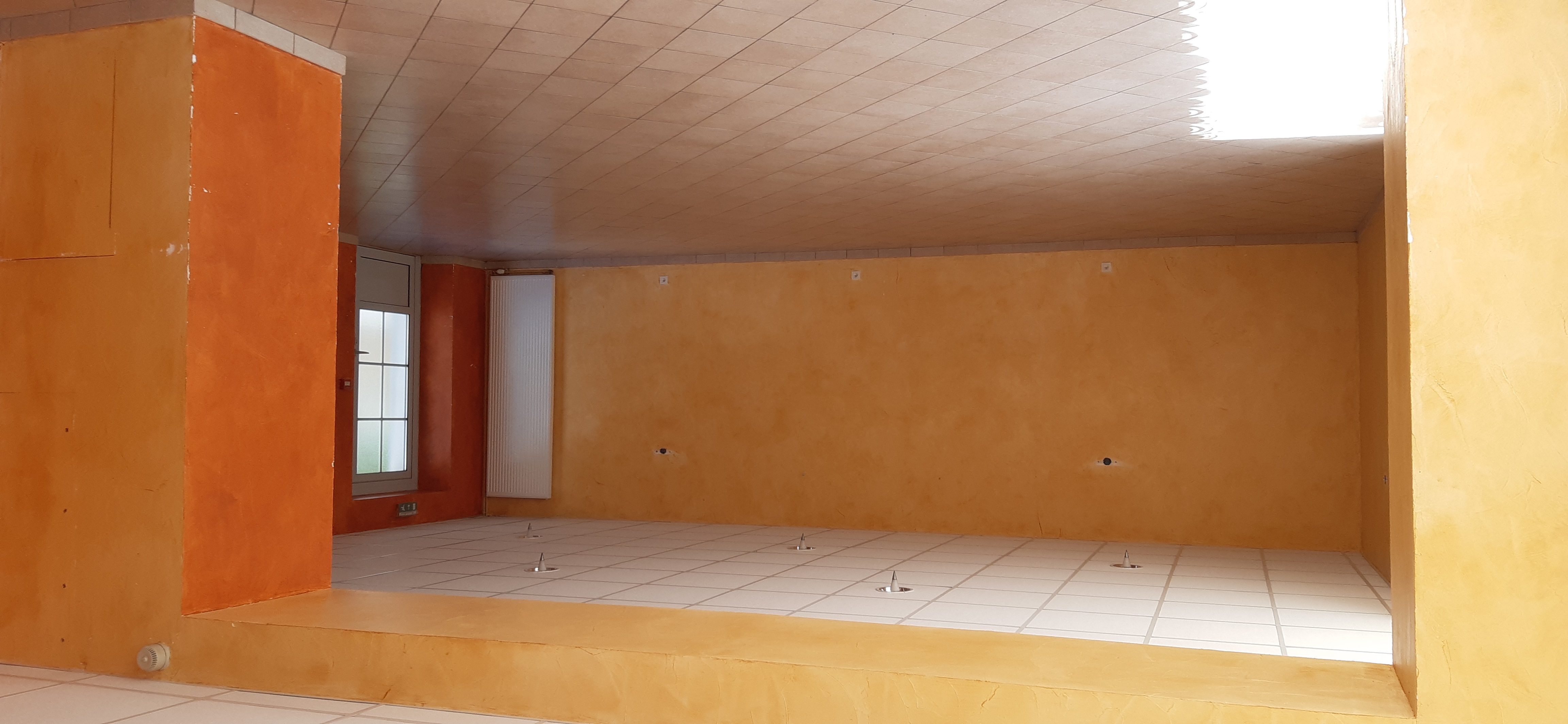 Reprise d'un local commercial d'une surface d'environ 350 m²suite à cessation d'activité pour cause de retraite (anciennement hôtel restaurant)après 32 ans d'activité. Peu convenir pour un commerce multi-services.