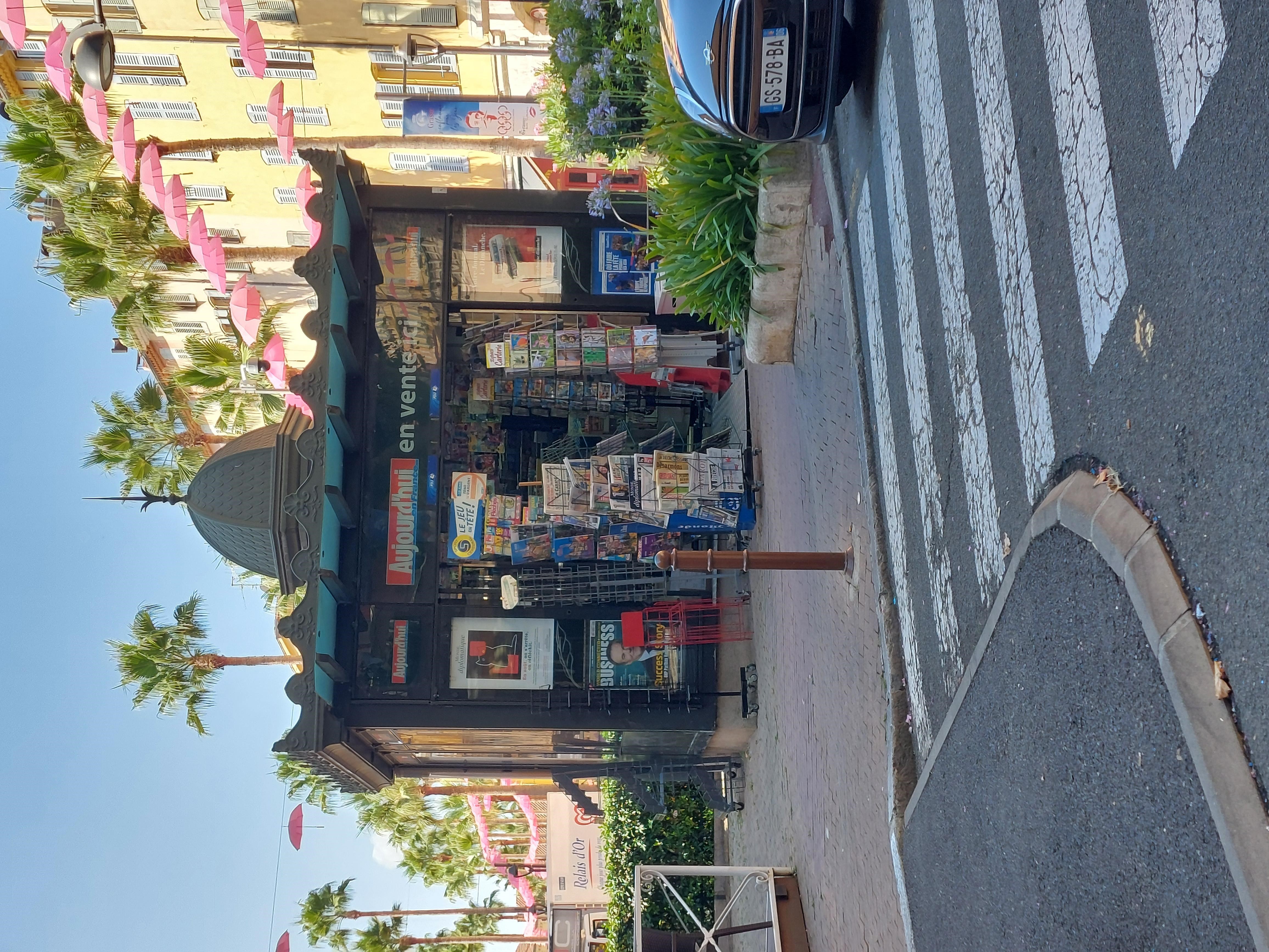 Le kiosque de Grasse recherche son kiosquier ou sa kiosquière !
En tant que gérant indépendant enregistré au Registre du Commerce (non salarié, SAS, SASU, SARL, EURL, EI, micro-entreprise…), vous animez et gérez le kiosque Place de la Foux (au niveau du rond-point)  de GRASSE.

Situé à l'entrée de la vieille ville, à quelques mètres du théatre, le kiosque est idéalement placé sur le circuit touristique et commerçant.

Vous disposerez de ce kiosque sans droit d’entrée, sans investissement dans un pas de porte ou fonds de commerce avec de faibles charges :

Faible loyer (+ dépôt de garantie)
Electricité
Assurance
Routeur ou box 4G
Un fond de roulement/trésorerie de 5000€ est conseillé pour votre fonctionnement
Contrat de 2 ans renouvelable

Un agrément de diffuseur de presse en effectuant une formation obligatoire vous sera délivré. Le dépôt de presse d'ANTIBES vous indiquera les conditions et le métier, et il vous livrera quotidiennement les journaux.

Les activités exercées sont principalement, la presse :

Presse nationale et magazines (commission 23%)
FDJ (commission 5,2%) après accord 
Souvenirs, les cartes postales, librairie, petits colis, bimbeloterie,
Les boissons à emporter, les glaces emballées, les confiseries,...

Vos revenus proviendront des commissions
Ouvert tous les jours, Dimanche matin
Les horaires sont en général de 7h/12h30 et 14h30/19h ou  en journée continue
A adapter selon la saison et la fréquentation. 

Je reste à votre écoute pour vous apporter plus de détails.