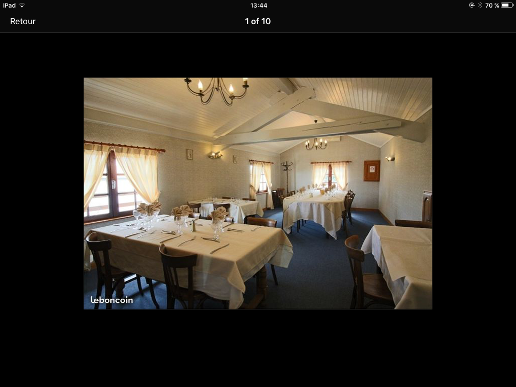 Nous vous proposons à la vente un restaurant dans un cadre rustique et chaleureux et idéalement situé dans une commune de la HAUTE LOIRE. Ce commerce se vend sans fond de commerce, car il y a eu une cessation d'activité pour cause de retraite. Sachant que le restaurant est tout aux normes , avec une entrée pour accessibilité aux personnes à mobilité réduites. Nous laissons  tout le matériel professionnel de très bonne qualité.Le restaurant dispose de 3 salles climatisées ainsi que des dépendances. S'ajoute à ce bien une maison d'habitation de 80 m2. 1 parking privé. Il y a un grand potentiel de travail, soit repas d'affaire ou repas de famille, et passage. C'est un joli village de 3500 habitants avec des commerces, des écoles, une maison médicale, une pharmacie à 450 m.
Nous sommes à 25 km de  st ÉTIENNE, 50 km du  Puy en Velay, 80 km de LYON.
Si vous êtes un amoureux de la cuisine et du contact, alors c'est pour vous.