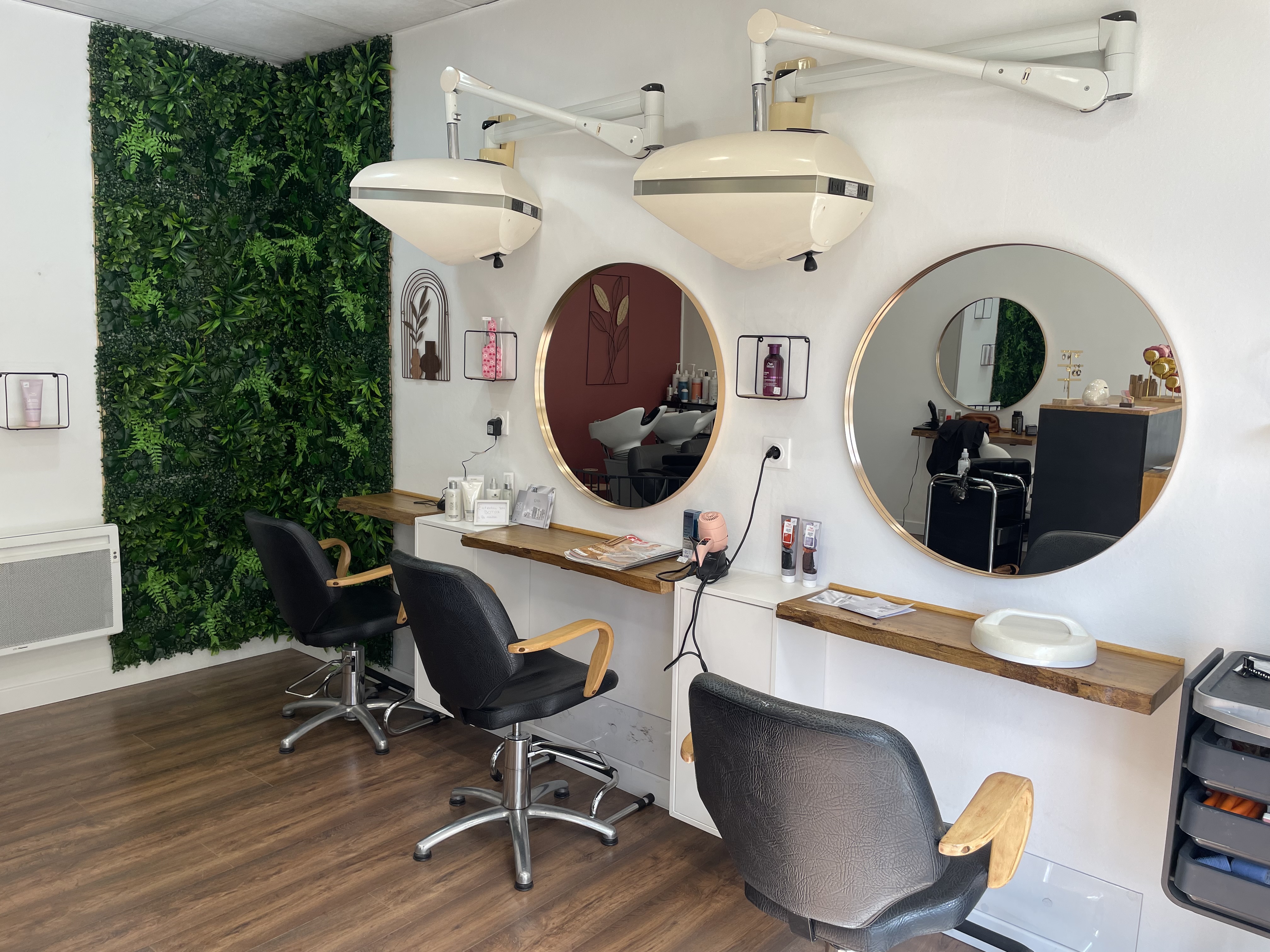 Jolie Salon de coiffure de campagne, idéal premier installation! 

📍 Soligny-la-Trappe (61380)

À vendre fonds de commerce d’un salon de coiffure idéalement situé au cœur de Soligny-la-Trappe, bénéficiant d’une clientèle fidèle et régulière.

✨ Caractéristiques du salon :

* Surface d’environ 40 m²
* 2 postes de coiffage femmes
* 1 poste homme avec fauteuil barbier
* 2 bacs à shampoing
* Salon entièrement équipé, prêt à travailler immédiatement
* Aucun investissement supplémentaire à prévoir
* Accès PMR amovible. 
* Chauffage pompe à chaleur réversible, ainsi que des chauffages électriques. 
* Parking juste à côté du salon.

📊 Données financières :

*  Très bon chiffre d’affaires
* Stock inclus 
* Prix de vente du fonds de commerce : 23 000 €

Salon clé en main, idéal pour une première installation ou pour développer une activité existante dans un cadre agréable et dynamique.

📞 Pour plus d’informations ou organiser une visite, merci de me contacter en message privé.