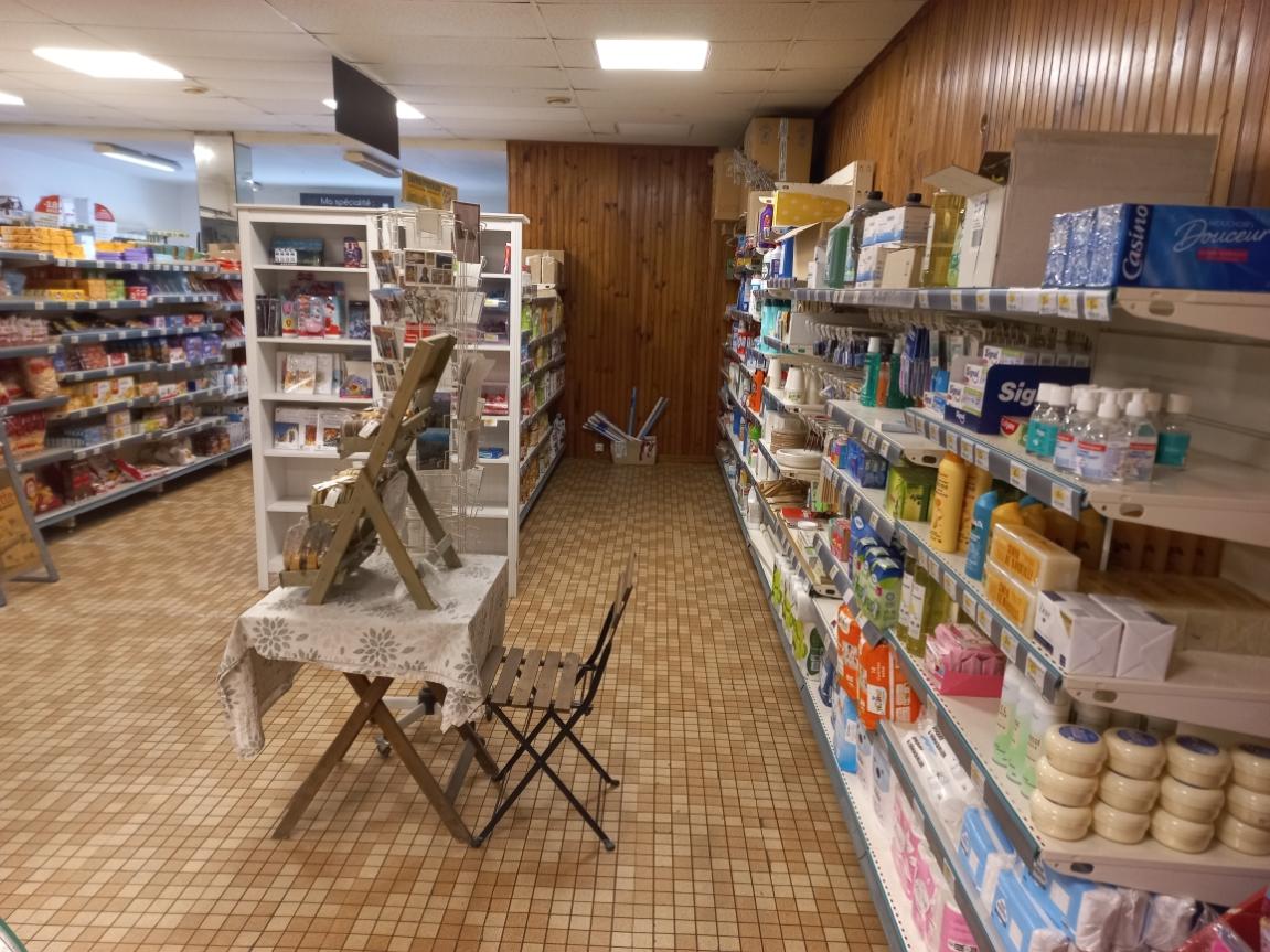 Situé sur la commune de Mauléon-Barousse , il est le seul commerce d'alimentation en vallée de Haute-Barousse dans les Hautes-Pyrénées, département du sud de la France très touristique.

Ce commerce de proximité d'une surface d'environ 85 m2 propose de multiple services : boulangerie, pâtisserie, épicerie, bouteilles de gaz...

Le chiffre d'affaire annuel est de 310000€/an

Ce local commercial communal comprend le magasin, le laboratoire boulangerie-pâtisserie et un appartement type T 4 pour un loyer de 765,00 €