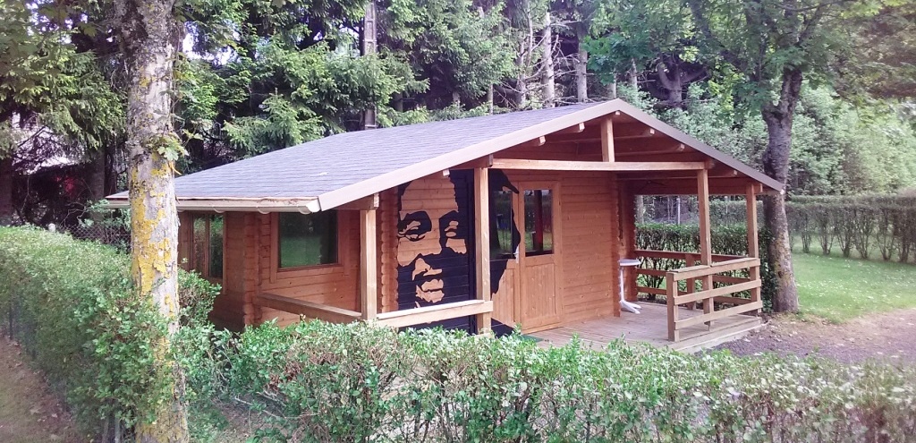 Situé à Goudet, dans un environnement naturel exceptionnel en bordure de la Loire sauvage, au cœur d’un territoire particulièrement recherché par les amateurs de nature, de randonnée et de tourisme expérientiel, cet établissement constitue une opportunité rare de reprise d’un site touristique atypique bénéficiant d’une identité forte et reconnue.

Depuis plus de 15 ans, les exploitants ont développé bien plus qu’un camping traditionnel en créant un véritable lieu de vie et de destination, combinant hébergement touristique, restauration, activités de loisirs et programmation artistique régulière, faisant aujourd’hui la réputation du site bien au-delà du territoire local.

Un site touristique complet sur un foncier exceptionnel.

Développé sur près de 45.000 m², l’établissement comprend :
- Un camping classé 3 étoiles de 90 emplacements
- Plusieurs hébergements locatifs (mobil-homes, chalets)
- Un restaurant d’environ 50 couverts avec terrasse
- Un bar avec Licence IV
- Une piscine extérieure
- Un snack attenant à l’espace piscine
- Parking clientèle
- Laverie
- Espaces de loisirs : pétanque, basket, ping-pong, activités extérieures

L’établissement bénéficie d’un emplacement particulièrement attractif, au croisement de plusieurs itinéraires de randonnée (GR), à proximité immédiate de la Loire et dans un secteur touristique reconnu.

Un concept différenciant construit autour de la musique et de l’événementiel.

La singularité du lieu repose sur une identité forte développée par les exploitants actuels autour d’un concept original associant vacances, convivialité et culture musicale.

Durant toute la saison, le site propose une programmation régulière qui contribue fortement à sa notoriété :
- Concerts live en plein air
- Soirées musicales et apéros-concerts
- Spectacles et animations culturelles
- Accueil d’artistes et groupes émergents
- Ambiance familiale et festive reconnue par une clientèle fidèle

Le camping s’est progressivement imposé comme un véritable lieu d’expérience touristique, où se mêlent détente, nature et événements culturels.

Un outil immédiatement exploitable avec fort potentiel de développement.

L’établissement dispose d’équipements professionnels complets permettant une reprise immédiate :
- Cuisine professionnelle entièrement équipée
- Four à pizza, plancha, friteuse, chambre froide, équipements gaz
- Matériel d’exploitation inclus
- Véhicules et matériel d’entretien cédés avec l’activité (camion + pelleteuse)

Perspectives de développement importantes.

De nombreuses opportunités de développement restent possibles :
- Renforcement de l’activité événementielle et festivals
- Développement d’hébergements insolites ou premium
- Extension de la saison d’exploitation
- Développement d’offres groupes, séminaires ou stages thématiques
- Valorisation accrue du concept tourisme + culture + nature

Conditions de cession :
- Vente totale du fonds de commerce et des murs (terrain inclus)
- Prix global : 650.000 € HFA (Hors Frais d’Agence) - (500.000€ + 150.000€ de fonds de commerce)
- Accompagnement du repreneur possible pendant 12 mois

Profil recherché : couple, associés ou entrepreneur souhaitant développer un projet touristique différenciant.
Une opportunité rare de reprendre un établissement touristique déjà reconnu, bénéficiant d’un concept unique associant camping, restauration, musique live, événements culturels et tourisme nature dans l’un des secteurs les plus attractifs de Haute-Loire.