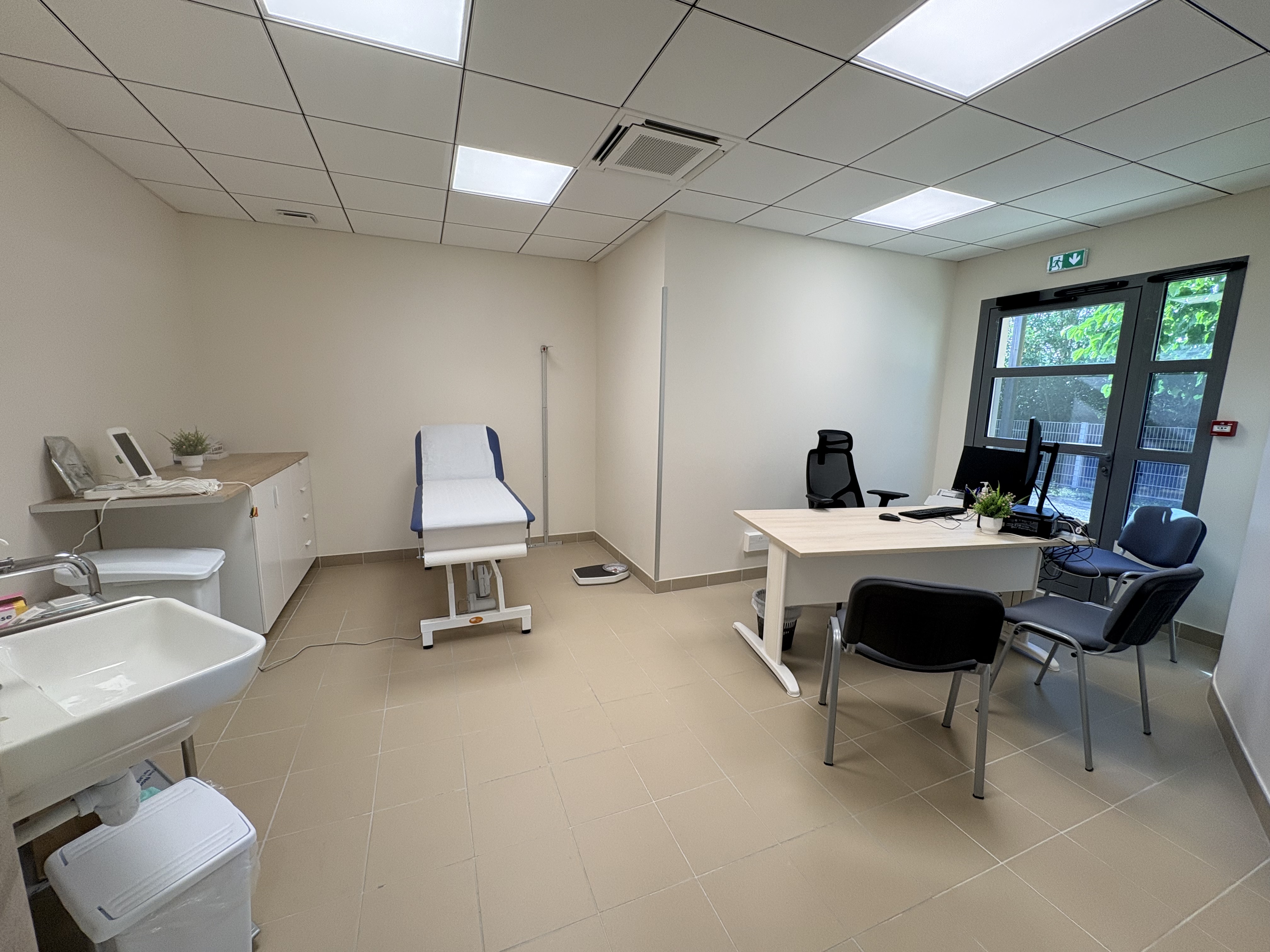 Le centre de santé pluriprofessionnel de la commune VAL-DE-DAGNE (fusion des villages de Montlaur et Pradelles-en-Val) a ouvert en 2025. 
Aujourd’hui, nous recherchons un deuxième médecin avec possibilité d’installation en libéral ou en tant que salarié. 
Le centre de santé accueille actuellement plusieurs professionnels : 
un médecin, une infirmière en pratique avancée (IPA), un diététicien, 
une psychologue et 2 psychothérapeutes.

VAL-DE-DAGNE est une commune dynamique et attractive qui offre toutes les commodités :
-	Crèche, écoles maternelle et primaire, restaurant scolaire, garderie, city stade, aire de jeux,
-	Epicerie, marché local hebdomadaire,
-	Bistrot de pays, restaurants,
-	Nombreuses associations culturelles et de loisirs.
Cadre de vie exceptionnel au cœur des Corbières dans l’Aude, à seulement 25 mn de Carcassonne, 45 mn de Narbonne, 1h de Montpellier et de Toulouse, 1h de mer et 1h30 de la montagne, proximité des lieux attractifs : Cité de Carcassonne, châteaux cathares, canal du midi, abbayes et sentiers de randonnées...