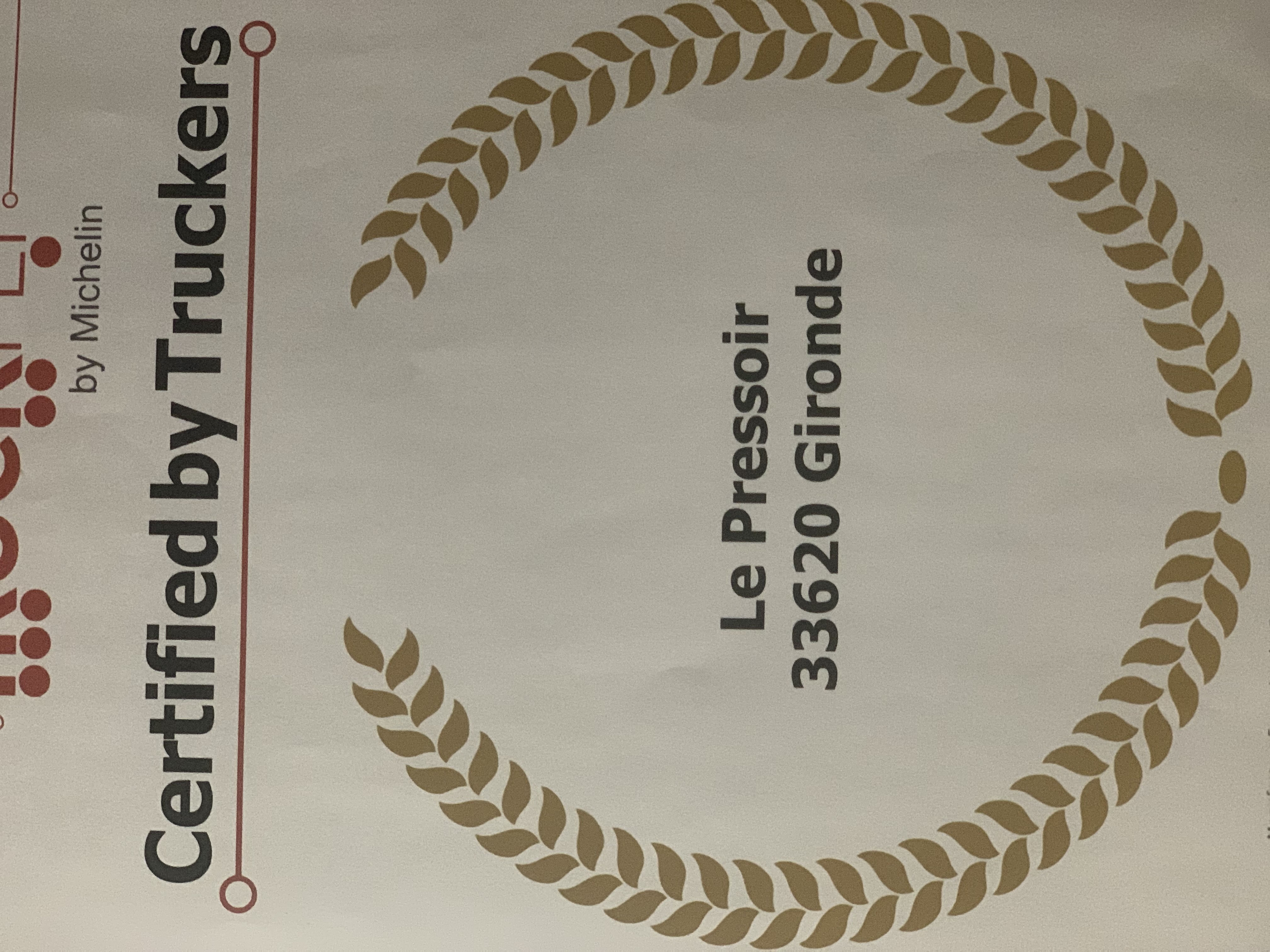 Nous sommes bientôt à la retraite et nous souhaitons vendre notre restaurant routier que nous exploitons depuis plus de 6 ans. 
Nous aurons notre dernier bilan arrêté au 31/03/25 vers le mois de juin. Notre CA a progressé de 12% par rapport à 2024.
Nous pouvons après un apport minimum faire un crédit vendeur.
Il y a une grande chambre qui peut vous permettre d'arriver dans notre région si vous souhaitez changer de vie. Cette affaire est idéale pour un couple comme nous. Mon mari était routier...
Nous étudierons toutes propositions, comme une location vente par exemple.