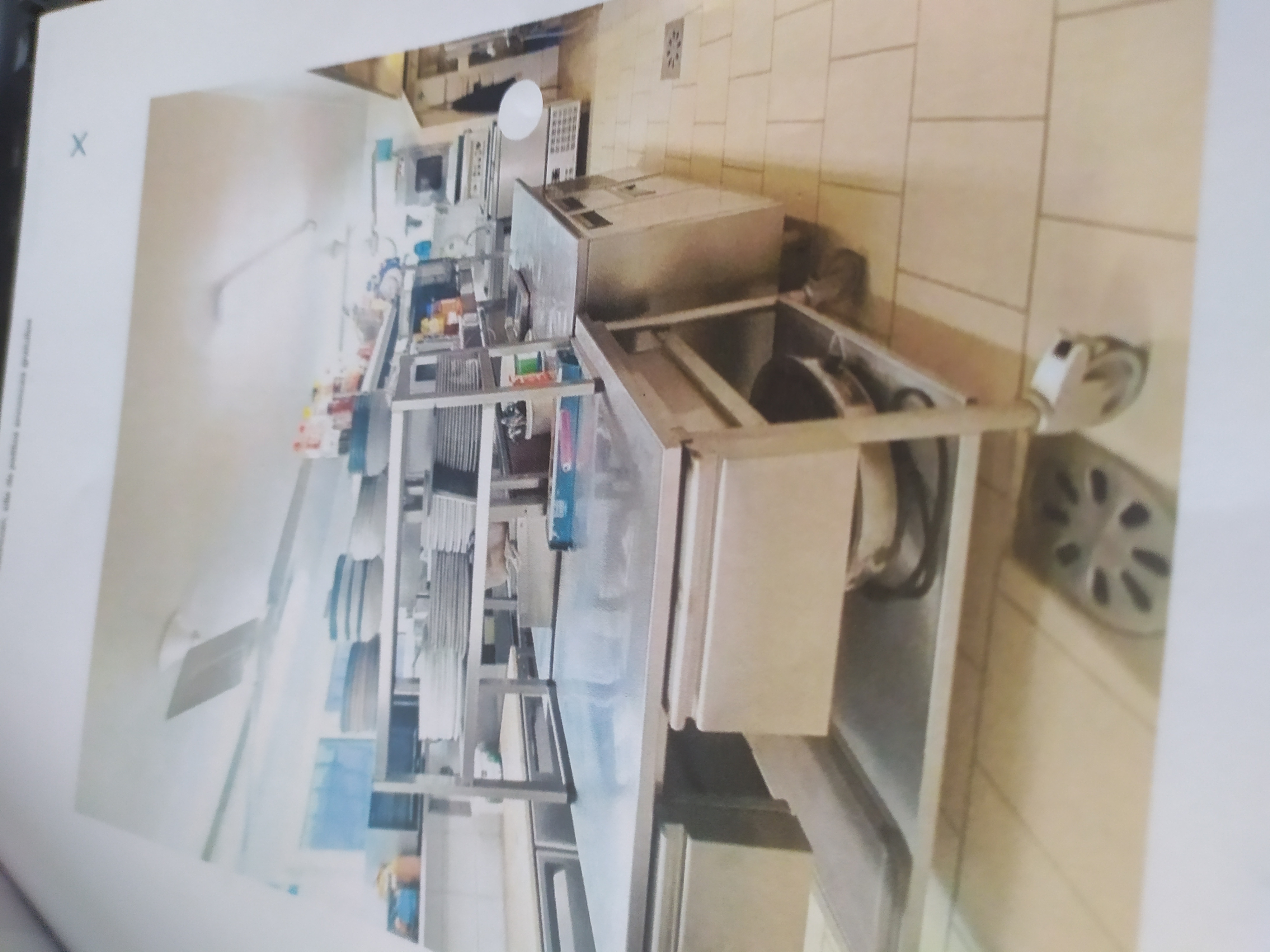a vendre pas de porte restaurant ou autre 
depot de bilan consecutif a maladie
tres belle affaire sur gros passage 
materiel 5000 e
boulangerie en face