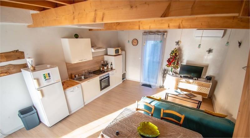 Propriété avec maison d'habitation et ses trois gîtes.
Situé à Beauteville, 31290, petit village paisible du Lauragais, à 8 minutes de Villefranche-de-Lauragais, 25 minutes de Toulouse, et à 10 minutes du péage. 
Vous serez séduits par  la vue sur les collines voisines du Lauragais.
Les hébergements
• 3 gîtes indépendants (1 gîte T2, de 45 m², 1 gîte T2, de 30 m², et 1 gîte T4,  de 83 m²), refaits à neuf en 2019.
Chaque gîte possède son petit espace privé, avec son barbecue.
Chaque gîte possède la climatisation réversible au rdc, et des radiateurs électriques à l'étage pour le 45 et 83 m².
• 1 maison principale de 154 m², salle à manger, salon, cuisine équipée, salle d'eau, à l'étage, 4 belles chambres, 
La maison possède sa terrasse couverte avec son coin cuisine équipée.
• Jardin, abri de jardin.
Sur la propriété, vous avez une piscine de 7 x 3,50 x 1,50.
Piscine chauffée et couverte, traitement au sel installé en mai 2025, des salons de jardin, une aire de jeux pour les plus petits, un espace couvert avec babyfoot, ping-pong, lave-linge, sèche-linge.
Une borne de recharge électrique.
Une microstation de 11 EH.
Panneaux photovoltaïques de 9 kWc (18 panneaux), installés en janvier 2025, consommation plus contrat de revente à EDF.
5 places de stationnement.
Propriété fermée par portail électrique.
DPE C pour le gite de 83 m².
DPE C pour le gite de 45 m².
DPE D pour le gite de 30 m².
DPE D pour la maison .
DPE réalisés en septembre 2025.
Pour rappel, statistique sur 2021, 2022, 2023.
Consommation en kWh en 2024 de janvier à décembre : 13 734 kWh. (la maison, le gite de 45 m², la piscine, la microstation sont sur le même compteur), un autre compteur pour les deux autres gites.
Depuis la pose des panneaux en janvier 2025, la consommation est presque divisée par deux, avec la production des panneaux.
Janvier 2025 à mi-décembre 2025, 8640 kWh.
En euros, pour 2024, 3519 euros, pour 2025, à mi-décembre, 1938 euros.
Taxe foncière 2024, 2125 euros.
Surface totale du terrain clos, 2239 m².
Activité de  gîtes en cours, nous sommes sur Airbnb, Booking, et avons de très bons commentaires.
Achat pour continuer l'activité gîtes, ou toutes autres possibilités. Comme la location au mois que nous faisons pour les plus petits gîtes car demandes, d'octobre à fin avril.
Si continuité activité gites, nous laissons les 3 logements entièrement meublés et équipés, vaisselles, linges de lits, linges de toilette, il n'y a plus qu'à, comme on dit.