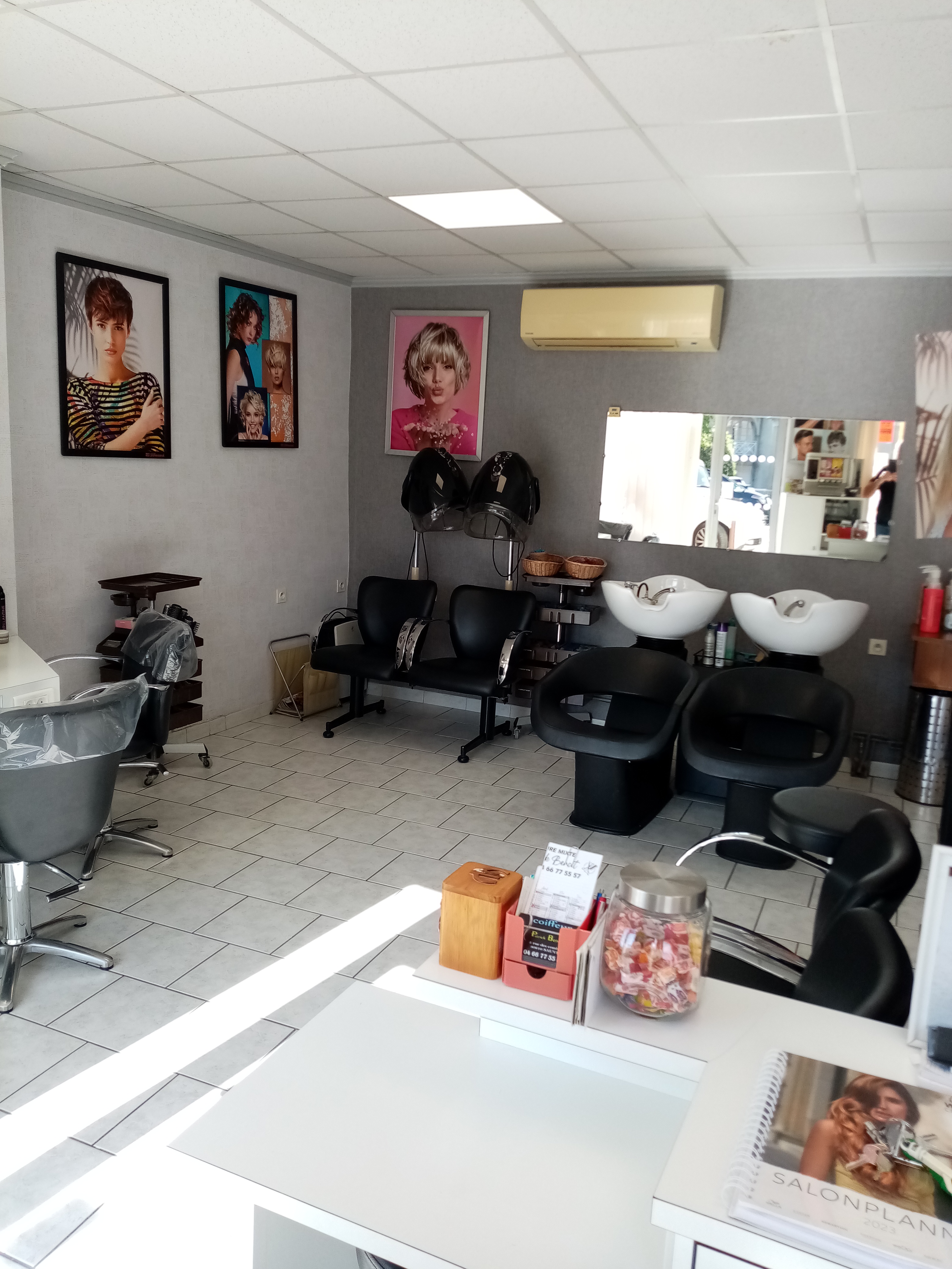 Vends fonds de commerce Salon de coiffure Mixte ,avec tout le matériel et mobilier professionnel .
Très bonne visibilité,salon lumineux avec vitrines prêtes à être personnalisées.
Au cœur d'un village médiéval de 2000 habitants,avec des  dynamiques culturelles ,artistiques reconnues .
Accès personne en situation de handicap.
Parking face au salon,entouré de commerces.
Réseau internet fiable et stable.
Opportunité de développement assurée puisque peu de concurrence   et des retombées des villages environnants.
Crèche ,école.
Possibilité d'un accompagnement pour l'embarquement.