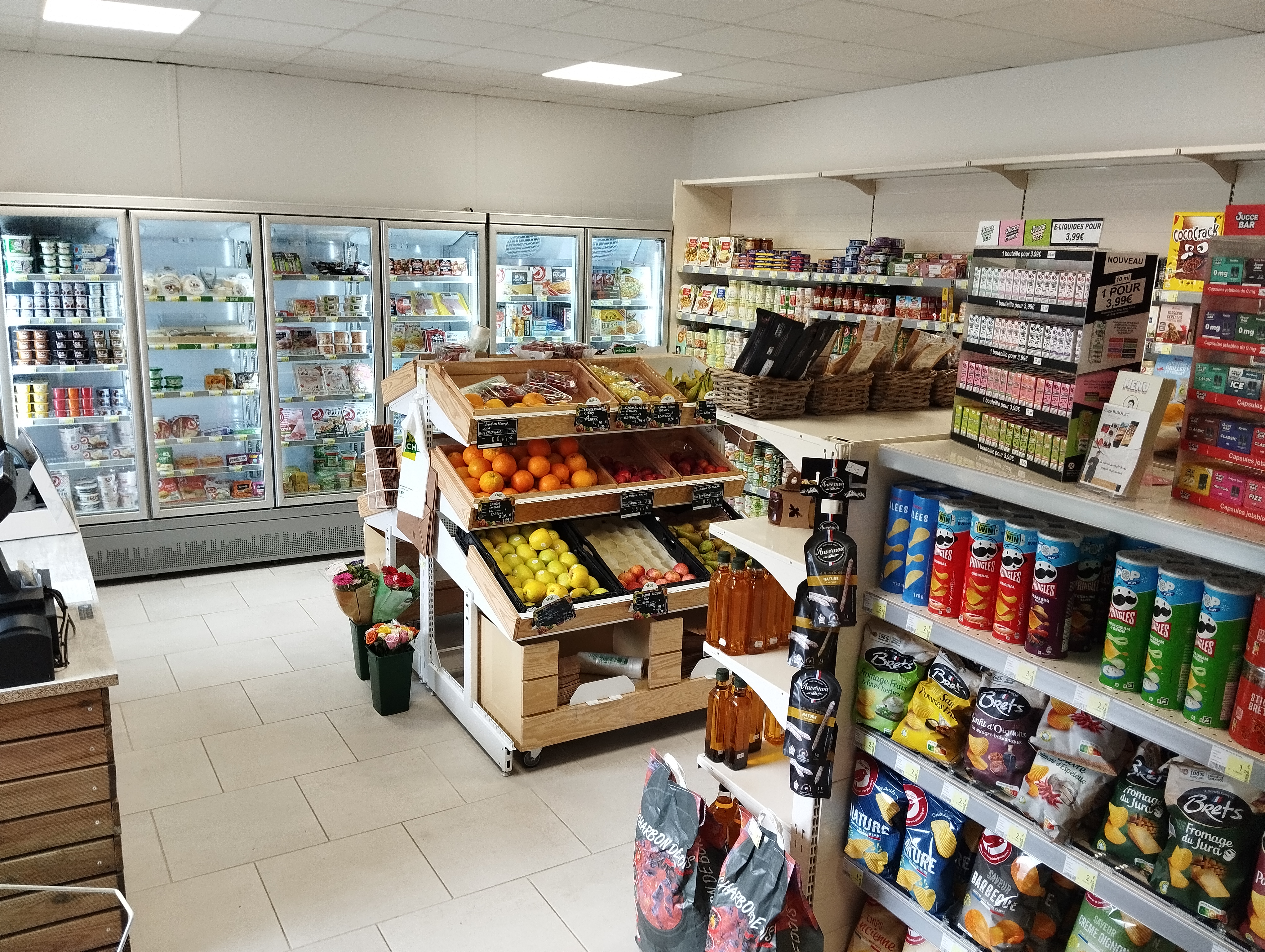 🛒 𝗔̀ 𝗩𝗘𝗡𝗗𝗥𝗘 – 𝗙𝗢𝗡𝗗𝗦 𝗗𝗘 𝗖𝗢𝗠𝗠𝗘𝗥𝗖𝗘 𝗘́𝗣𝗜𝗖𝗘𝗥𝗜𝗘 𝗗𝗘 𝗣𝗥𝗢𝗫𝗜𝗠𝗜𝗧𝗘́ 🛒
📍 Alligny-Cosne (58) | À 12 km de Cosne-sur-Loire et 11 km de Donzy
Le fonds de commerce de PROXIMARCHÉ, une épicerie chaleureuse et bien ancrée dans son territoire, est à vendre ! 
𝗖𝗲 𝗾𝘂𝗲 𝘃𝗼𝘂𝘀 𝘆 𝘁𝗿𝗼𝘂𝘃𝗲𝘇 :
- Produits frais, surgelés, fruits et légumes
- Produits secs, boissons, spécialités locales
- Dépôt de pain, fleurs, FDJ, presse régionale, gaz (Antargaz)
- Point Vert Crédit Agricole (service de retrait)
𝗟𝗼𝗰𝗮𝗹 𝗰𝗼𝗺𝗺𝘂𝗻𝗮𝗹 𝗮𝘃𝗲𝗰 𝗹𝗼𝘆𝗲𝗿 𝗺𝗼𝗱𝗲́𝗿𝗲́ :
- Surface de vente : 50 m²
- Bureau, réserve, sanitaires + local de stockage extérieur
- Situé sur un axe passant avec grand parking et accès facile.
1 vitre frais, 1 vitrine négative, 1 frigo Soft. 1 meuble fruits et légumes. Matériel neuf. Pas d'investissement a prévoir. 
📦 Sous contrat d’approvisionnement SCHIEVER (Avallon, 89) jusqu’au 31 mars 2029.
Ouverture sous enseigne PROXIMARCHÉ en Avril 2024 .
CA Annuel 146912€.
Vente pour raisons personnelles