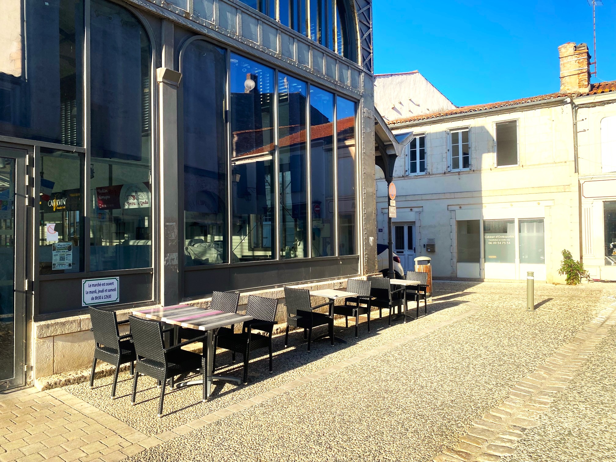 Urgent, cause santé, cède fond de commerce restaurant Crêperie en plein centre de la cité ostréicole de Marennes.

Idéal pour une exploitation saisonnière voire à l‘année pour un exploitant individuel ou un couple.

Situation au cœur du centre ville, à côté du marché couvert, qui bénéficie de la politique de redynamisation du centre ville (ouverture d’un bar d’ambiance très complémentaire à côté).

Le restaurant comprend une salle et deux terrasses sur une rue fermée à la circulation et possède la licence Grande Restauration avec droit de vente d’alcool à emporter.

Le fond de commerce inclut l’équipement complet pour l‘exploitation.

Le bail inclut un logement de 3 pièces situé au dessus du restaurant avec cuisine équipée.

Excellente notation Google (4,7 / 5).