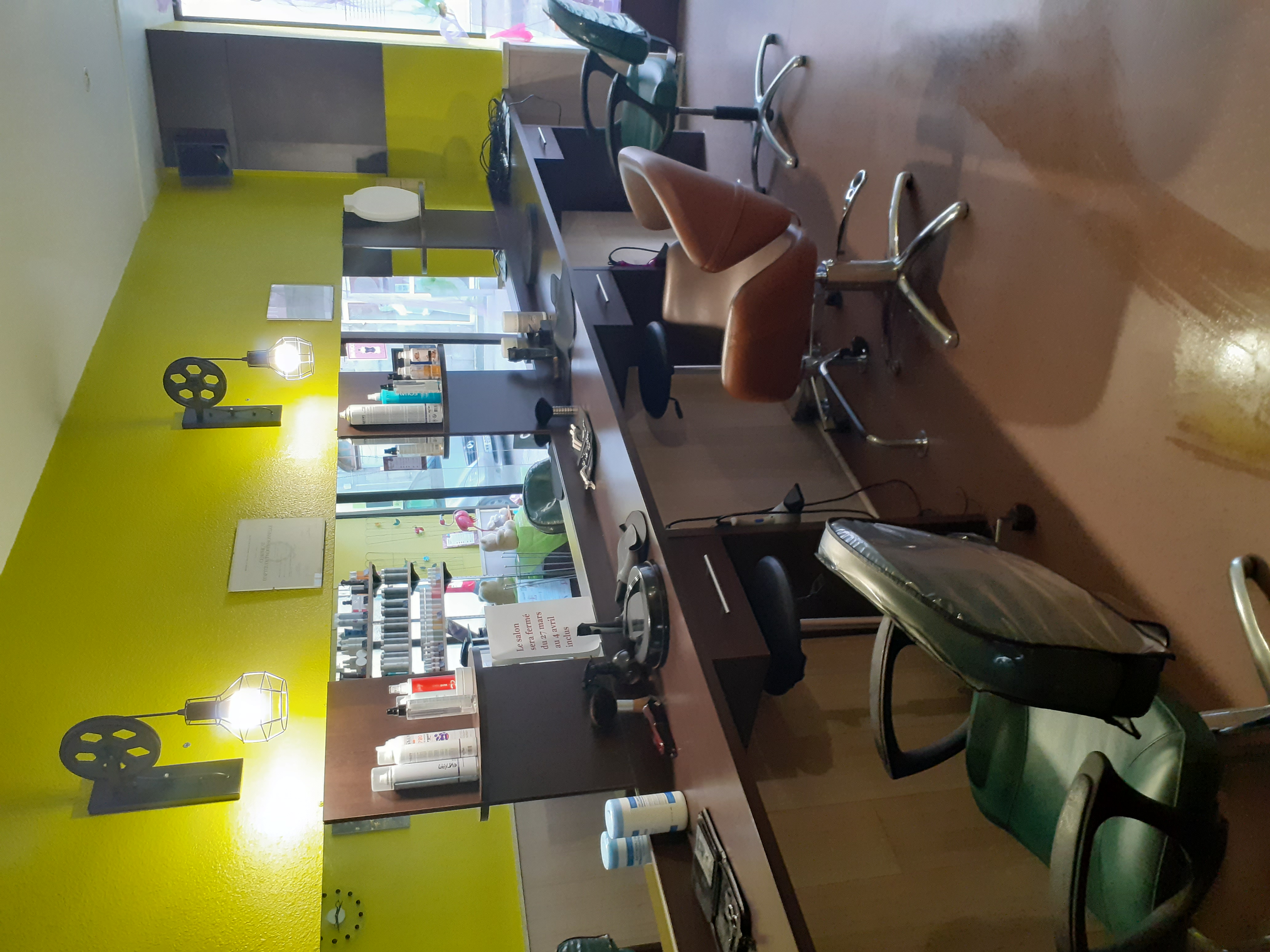 Sud-Ouest Haute-Vienne, cause retraite, vend salon de coiffure , implanté centre bourg, proximité autres commerces, avec stationnement aménagé. Entreprise exploitée en couple, pas de salarié à reprendre. Fournisseurs locaux. Local bon état, 60 m2 , avec bail commercial , loyer 303 € par mois. CA HT 2025 : 65 700 €. Prix 17 000€ à débattre.