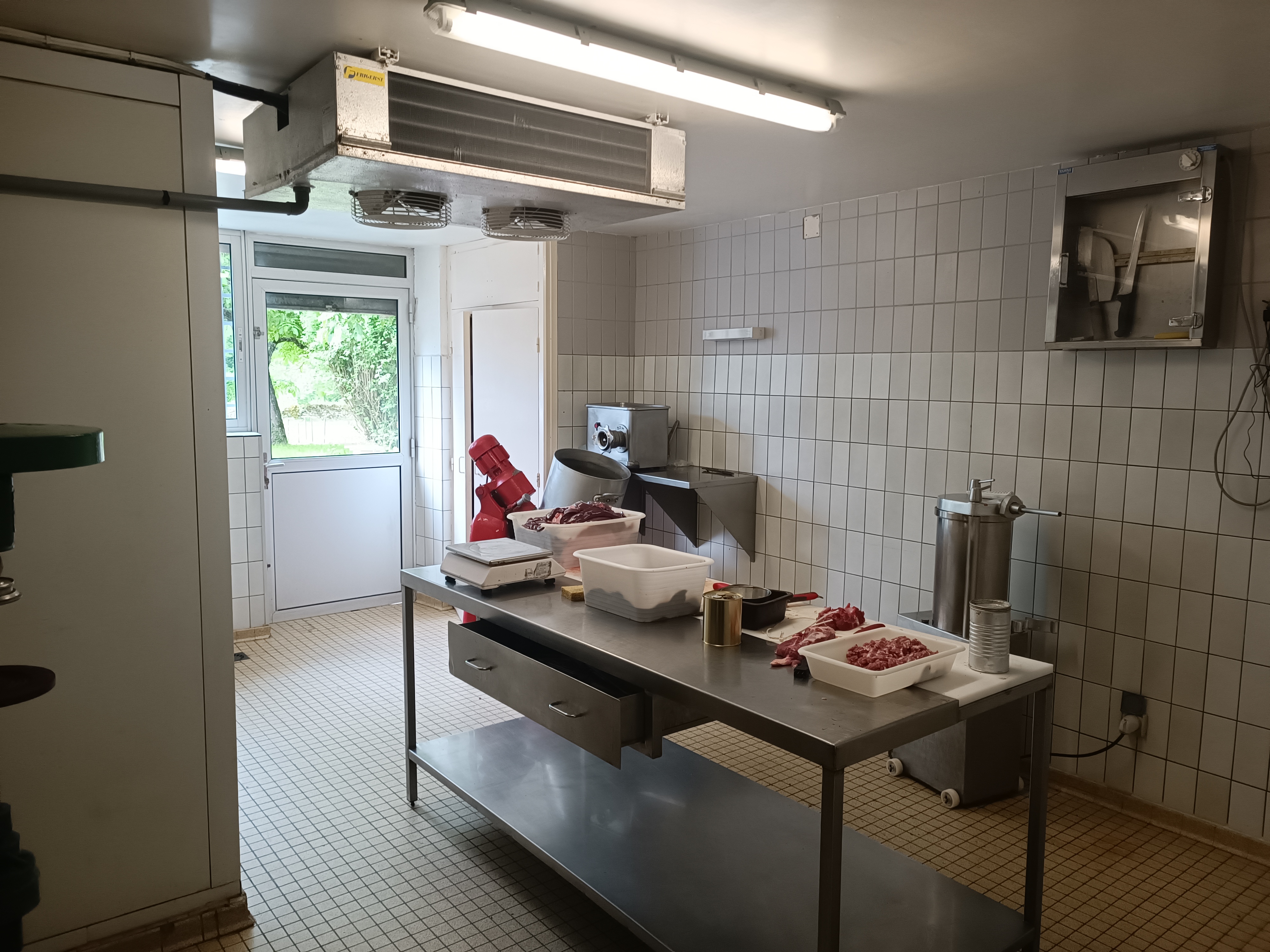 Charcuterie historique à reprendre à Lavergne : Une institution au cœur du Cauvaldor
Nichée dans le charmant village de Lavergne, sur l'axe passant entre Gramat et Saint-Cère, cette charcuterie traditionnelle jouit d'une excellente réputation depuis sa création en 1947. l’actuel propriétaire et artisan passionné, a repris le flambeau en 2012 après avoir été salarié de la boutique depuis 1982. Il souhaite aujourd'hui transmettre son savoir-faire et son entreprise à un repreneur motivé, prêt à perpétuer la tradition.
L'activité :
Fabrication artisanale de charcuterie traditionnelle, sans colorant ni conservateur
Vente de spécialités de pays, sélectionnées avec soin
Fabrication , commercialisation et expédition  de conserves artisanales
La charcuterie bénéficie d'une clientèle fidèle, séduite par la qualité des produits et l'accueil chaleureux. Le chiffre d'affaires de référence de 123 000 € (en progression) témoigne de la stabilité de l'activité.
Les locaux :
Boutique accueillante et conviviale
Atelier de fabrication spacieux et fonctionnel
Espace de stockage confortable pour les conserves
2 chambres froides, séchoir, machine à jambon...
Loyer mensuel attractif : 580 € TTC (bail commercial)
L'opportunité :
Reprise d'une affaire prospère et pérenne
Bénéficier d'un savoir-faire reconnu et d'une clientèle attachée
Accompagnement du repreneur assuré pour une transition en douceur
Idéal pour un couple ou une personne seule souhaitant vivre et travailler dans un cadre de vie agréable
Prix de cession : 35000 €   Contactez nous dès aujourd'hui pour en savoir plus sur cette belle opportunité !