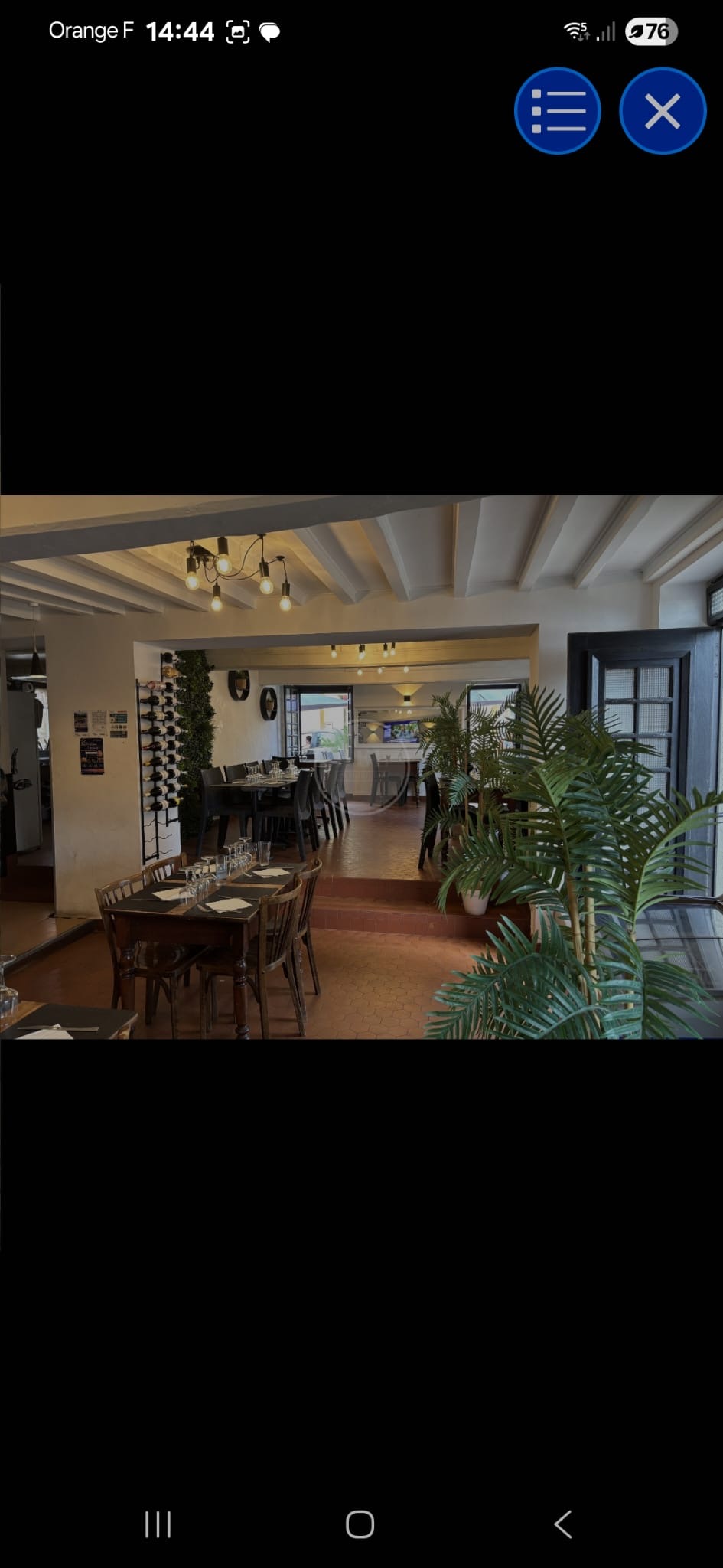 Vend bar restaurant licence 4 dans un village avec menus du jour du lundi au vendredi et à la carte le week-end restaurant familial et rentable dispose d’un appartement de 100 mètre carré compris dans la vente juste au dessus du restaurant d’une terrasse toute neuve au du sud tout le matériel. Nous retournons dans le sud de la France.