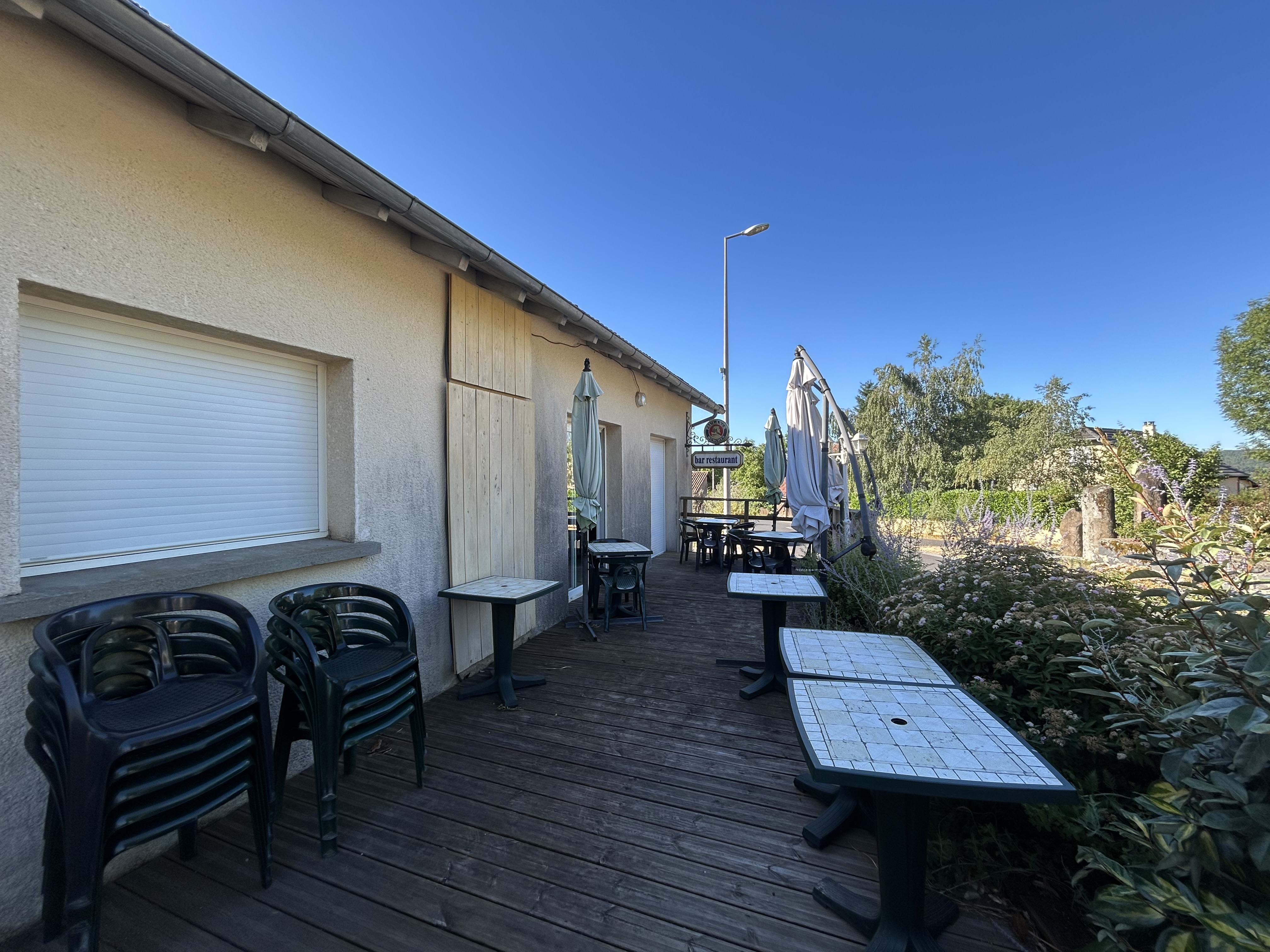 Rejoignez un projet au cœur de la vie locale : 
La commune d’Arnac recherche un(e) gérant(e) pour exploiter son restaurant multiservices situé au cœur du village.
Au-delà d'une activité de restauration, ce lieu a vocation à être un véritable espace de convivialité et de rencontre, participant à l'animation et au dynamisme de la commune.
Notre ambition
Proposer une restauration de qualité, simple et généreuse, à des tarifs accessibles au plus grand nombre.
L'établissement devra répondre aux attentes d'une clientèle variée :
•	Ouvriers et salariés recherchant un repas complet, rapide et abordable ;
•	Habitants de la commune et des environs souhaitant partager un moment convivial ;
•	Associations, familles et visiteurs de passage.
Nous souhaitons faire de ce lieu un commerce de proximité accueillant, où chacun se sent attendu et bien reçu.
Profil recherché
Nous recherchons avant tout une personne ou une équipe :
•	Disposant d'une expérience en restauration, gestion commerciale ou activité similaire ;
•	Ayant le sens de l'accueil et du service ;
•	Appréciant le contact humain et les échanges avec une clientèle variée ;
•	Capable de créer une atmosphère chaleureuse et conviviale ;
•	Souhaitant s'investir durablement dans la vie locale.
La réussite de ce projet reposera autant sur la qualité de l'offre proposée que sur la capacité du gérant à faire du restaurant un lieu vivant et fédérateur.
Conditions de la gérance
•	Mise à disposition du restaurant par la commune selon les modalités définies dans le contrat de gérance.
•	Activité de restauration avec possibilité de développer des services complémentaires en cohérence avec les besoins du territoire.
•	Date de démarrage au plus rapide. 
Candidature
Les personnes intéressées sont invitées à transmettre :
•	Une présentation du candidat ou de l'équipe ;
•	Leur expérience professionnelle ;
•	Une note présentant leur projet d'exploitation et leur vision de l'établissement.
Les candidatures sont à adresser à :
Mairie ARNAC – 40 Rue Saint-Laurent – 15150 ARNAC
Ou par mail : mairiearnac@wanadoo.fr
Pour tout renseignement complémentaire, merci de contacter :
Monsieur Eric DEBUIRE au 04.71.62.90.57 ou par mail au : mairiearnac@wanadoo.fr
Vous aimez recevoir, cuisiner, créer du lien et contribuer à la vie d'un territoire rural ? Rejoignez-nous et participez à faire de ce restaurant un lieu incontournable de la commune.