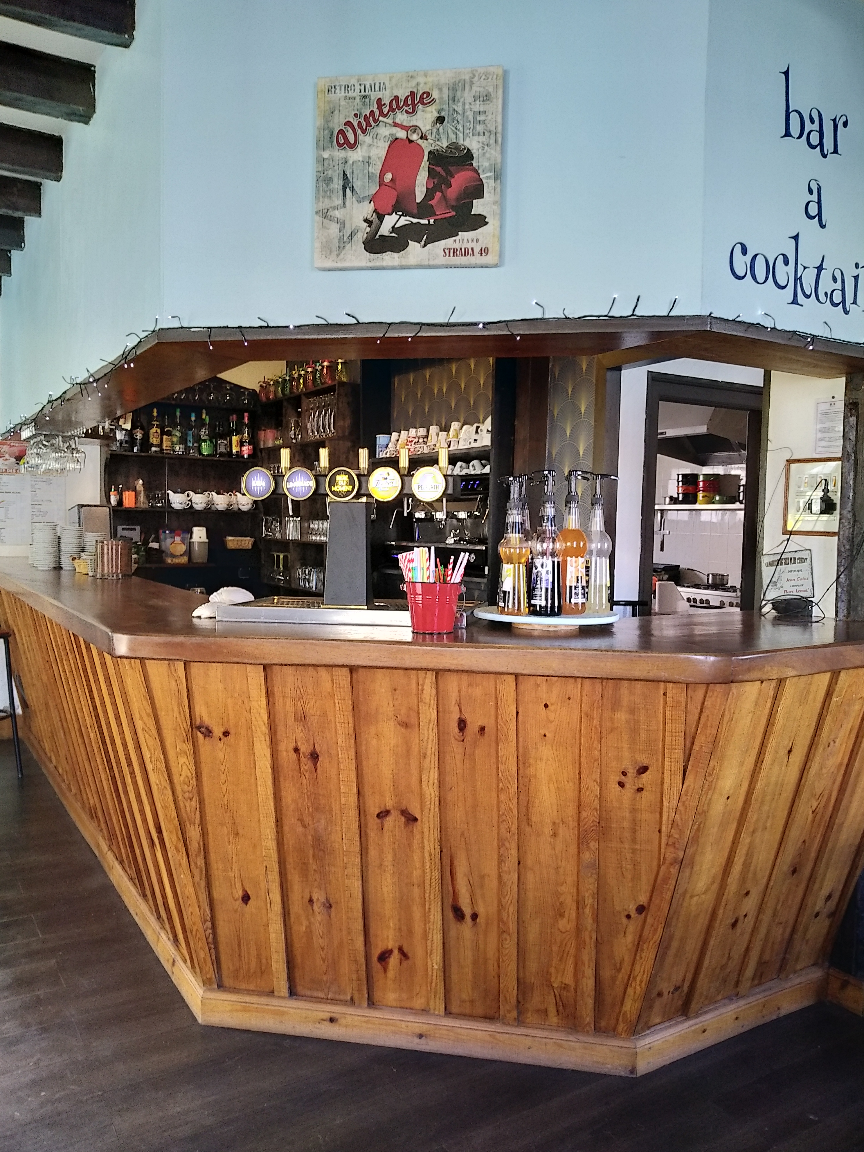 Location saisonnière du 01/04 au 31/09/2026 – Bar licence 4 Restaurant sur la Côte Landaise  idéalement situé dans le cœur du village, environnement dynamique et très fréquenté en période estivale.
L’établissement bénéficie d’un emplacement privilégié, à proximité du marché avec un fort passage touristique.
Il dispose d’une salle intérieure conviviale, d’une terrasse appréciée en saison, d’un bar entièrement équipé ainsi que d’une cuisine fonctionnelle et opérationnelle.
Le lieu est parfaitement adapté à une activité de restauration traditionnelle, tapas, bar à ambiance ou restauration rapide de qualité.
Clientèle locale et touristique fidèle, fort potentiel de chiffre d’affaires sur la période estivale.
Possibilité de loger sur place.
Le loyer s'entend H.T mais comprend l'eau et l'électricité 
👉 Points forts :
Emplacement recherché sur la côte landaise
Établissement clé en main
Terrasses dont une couverte (150 places)
Cuisine équipée
Fort potentiel saisonnier
Idéal pour professionnels de la restauration (permis d'exploitation à jour) souhaitant exploiter un établissement dans un cadre attractif et animé.

📩 Renseignements et visites sur demande.