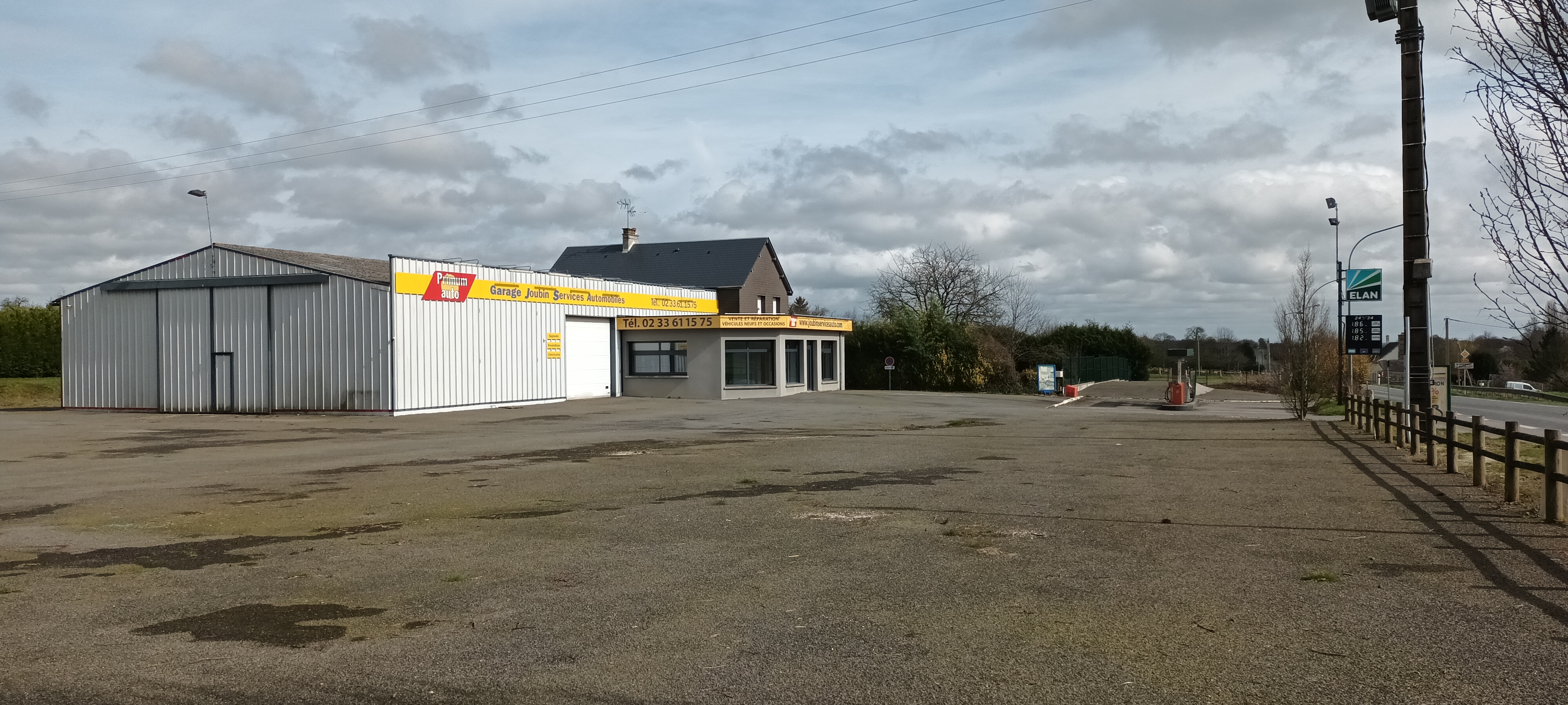 A reprendre, garage automobile en très bon état avec station-service 24/24 aux normes. 
Le local est situé dans une commune rurale dynamique (superette, boulangerie, restaurants, salon de coiffure, dentistes, kinés, infirmière, clinique vétérinaire, école...) sur un axe très passager et en zone de revitalisation rurale.
Grand espace d'accueil, 2 bureaux, salle de pause, sanitaires aux normes PMR, aire de lavage, atelier avec espace de stockage soit 502 m² de surface sur un terrain de 3728 m² avec espace de présentation de véhicules.
Pas de fonds de commerce à acheter.
Potentiel de clientèle importante.
Possibilité d'avoir la maison attenante.
Conditions financières à étudier et à mettre en place entre les parties