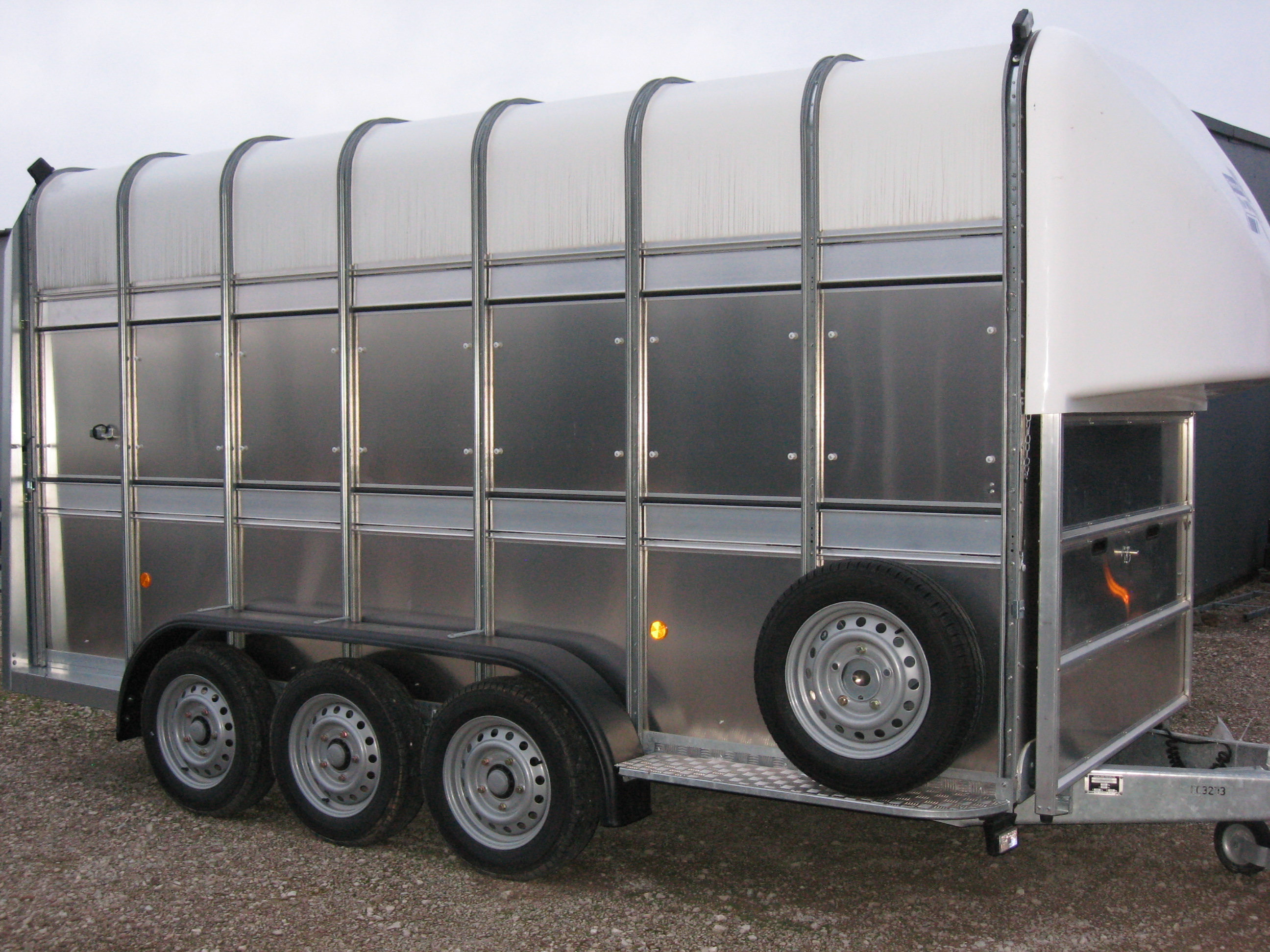 Entreprise familiale reconnue dans le monde du nautisme et de la remorque
avec + 40 ans d'activité
  
Magasin de 1300 m2 avec une surface de vente, une surface de stockage et un 
Parc d'exposition extérieur de 1500m2 fermé et sécurisé 
   
Commerce de barques, bateaux, moteurs, remorques et vans, camions à chevaux, location, accessoires et pièces détachées

Concessionnaire de plusieurs marques en exclusivité et sur plusieurs départements

Bonne clientèle, Bon référencement, et recommandation - fichier clients qui a été crée et développé par la présence sur des foires et salons sur le NORD EST  

Entreprise qui est idéalement située, nous sommes situés à 10 min des sorties autoroutes LANGRES NORD - LANGRES SUD - MONTIGNY LE ROI - à 2h15 de PARIS - dans une région touristique des 4 lacs, du parc national et proche de la ville de LANGRES

Entreprise qui se doit d'être transmise, nous avons de nombreux projets de développement et porteurs. Accompagnement à reprise

Contactez nous pour nous rencontrer.